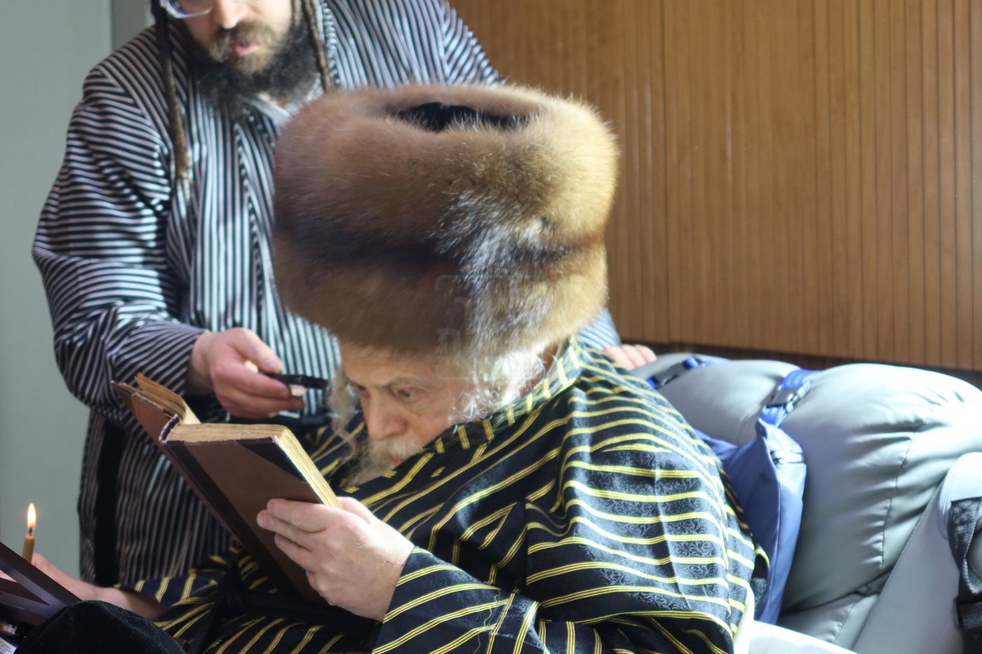 האדמו"ר מתולדות אברהם יצחק בבדיקת חמץ