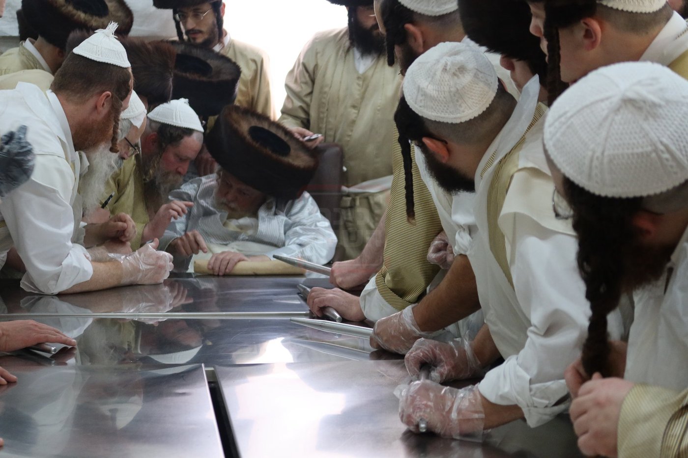 האדמו"ר מתולדות אברהם יצחק באפיית מצות