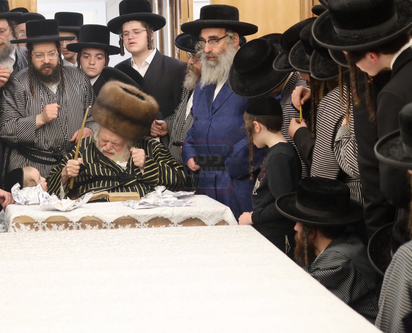 האדמו"ר מתולדות אברהם יצחק בבדיקת חמץ