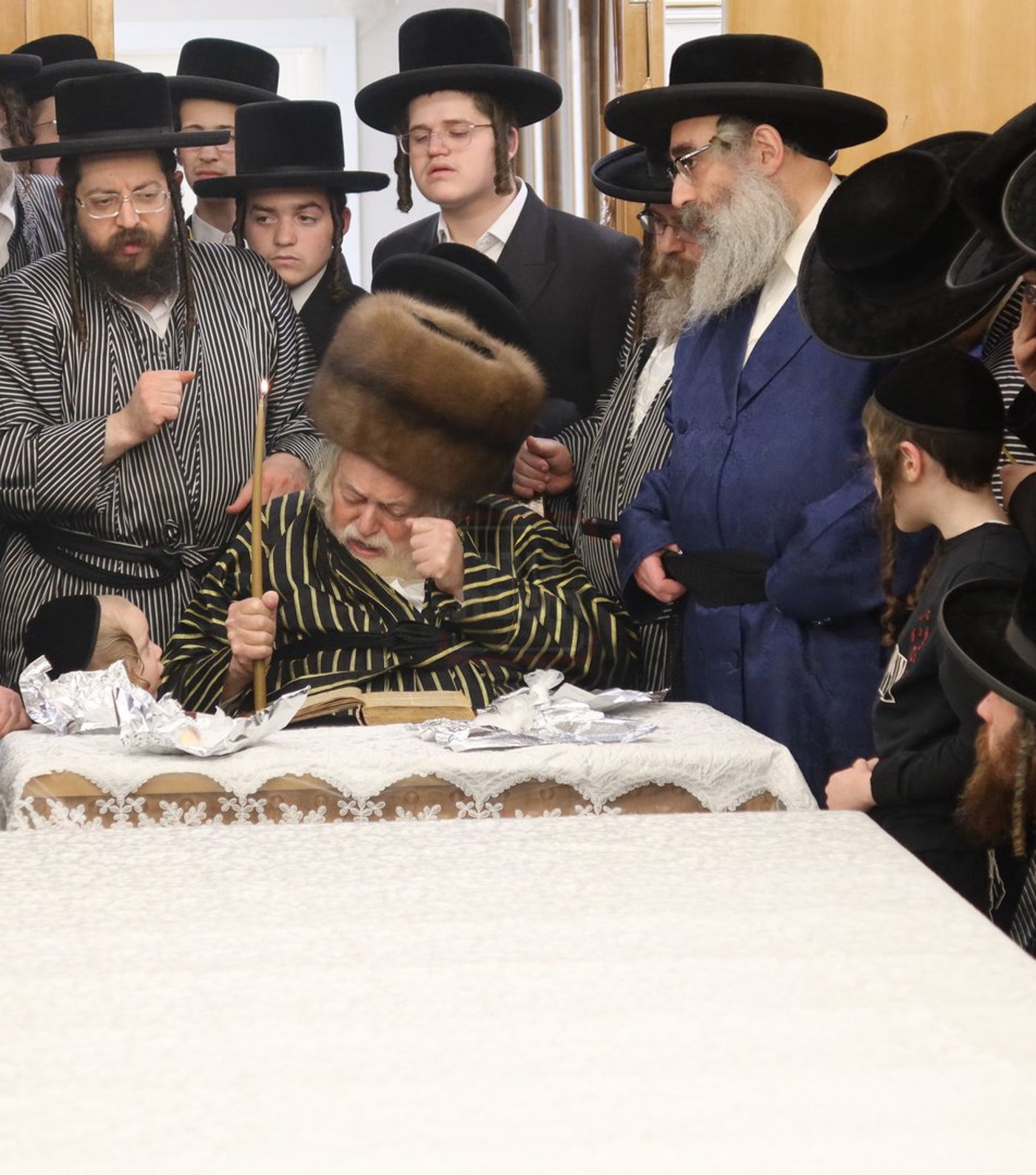 האדמו"ר מתולדות אברהם יצחק בבדיקת חמץ