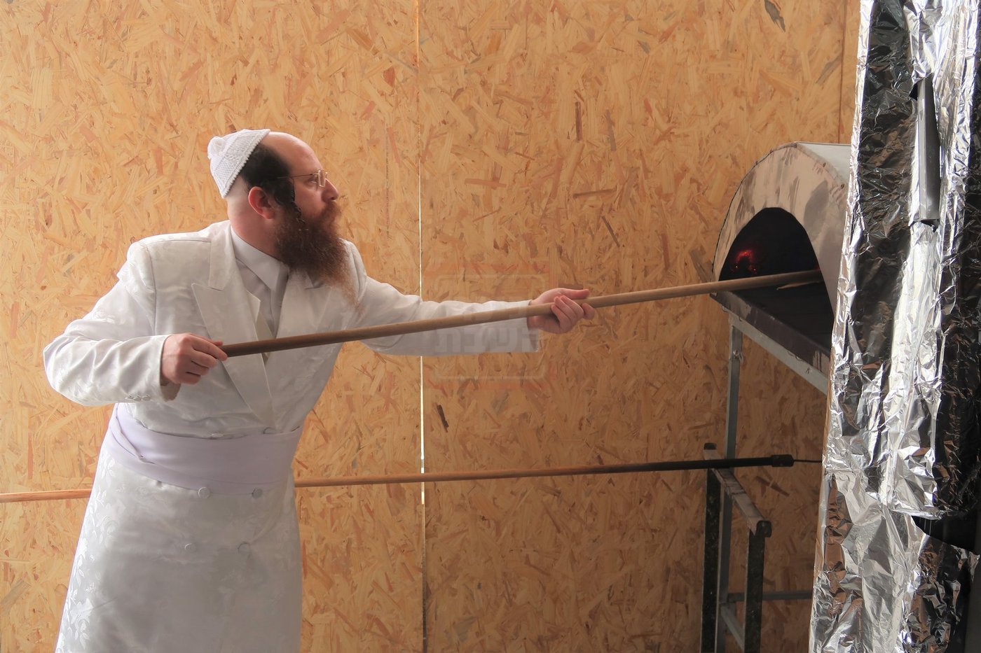 האדמו"ר ממיאלען באפיית המצות