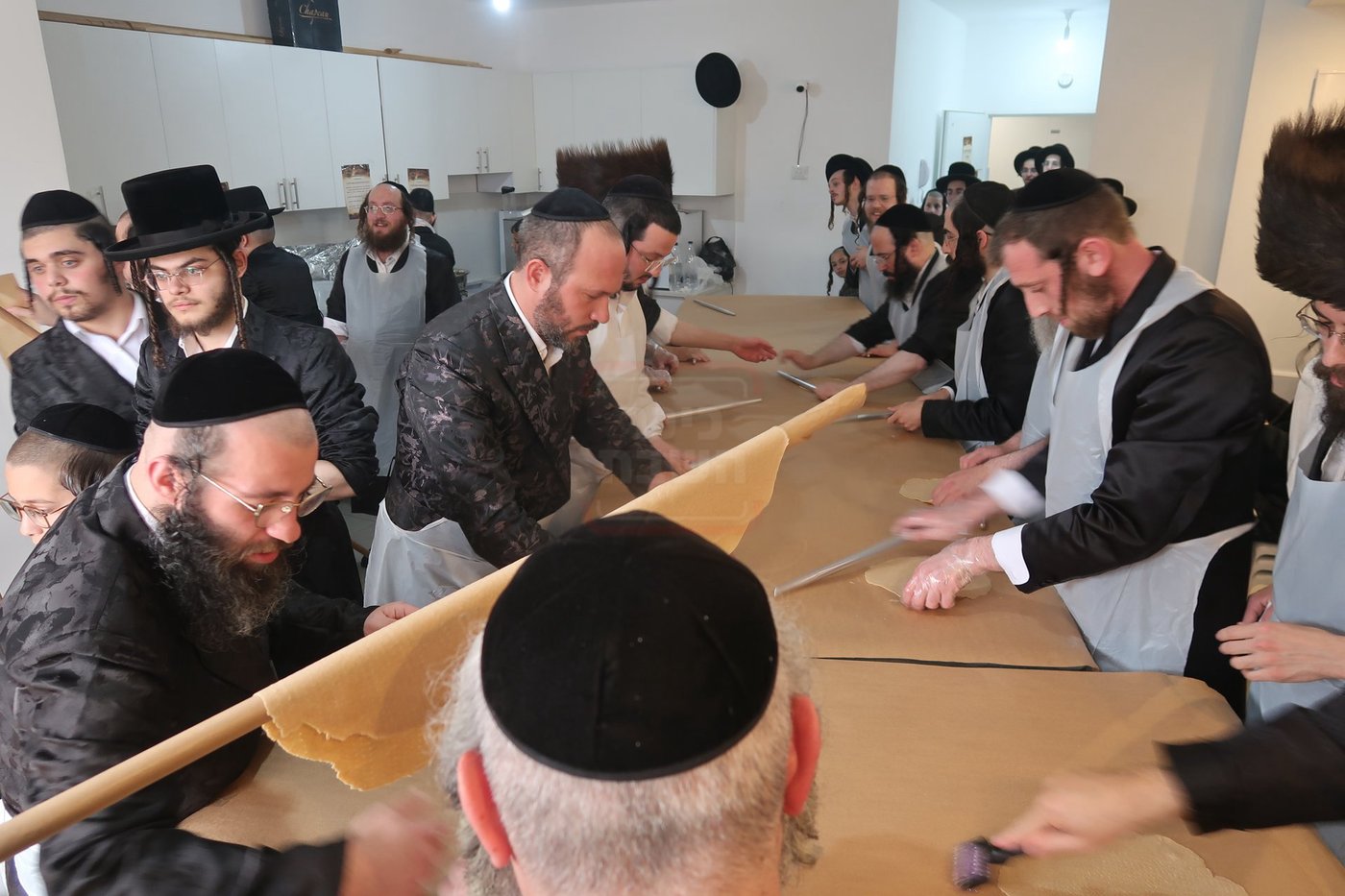 האדמו"ר ממיאלען באפיית המצות