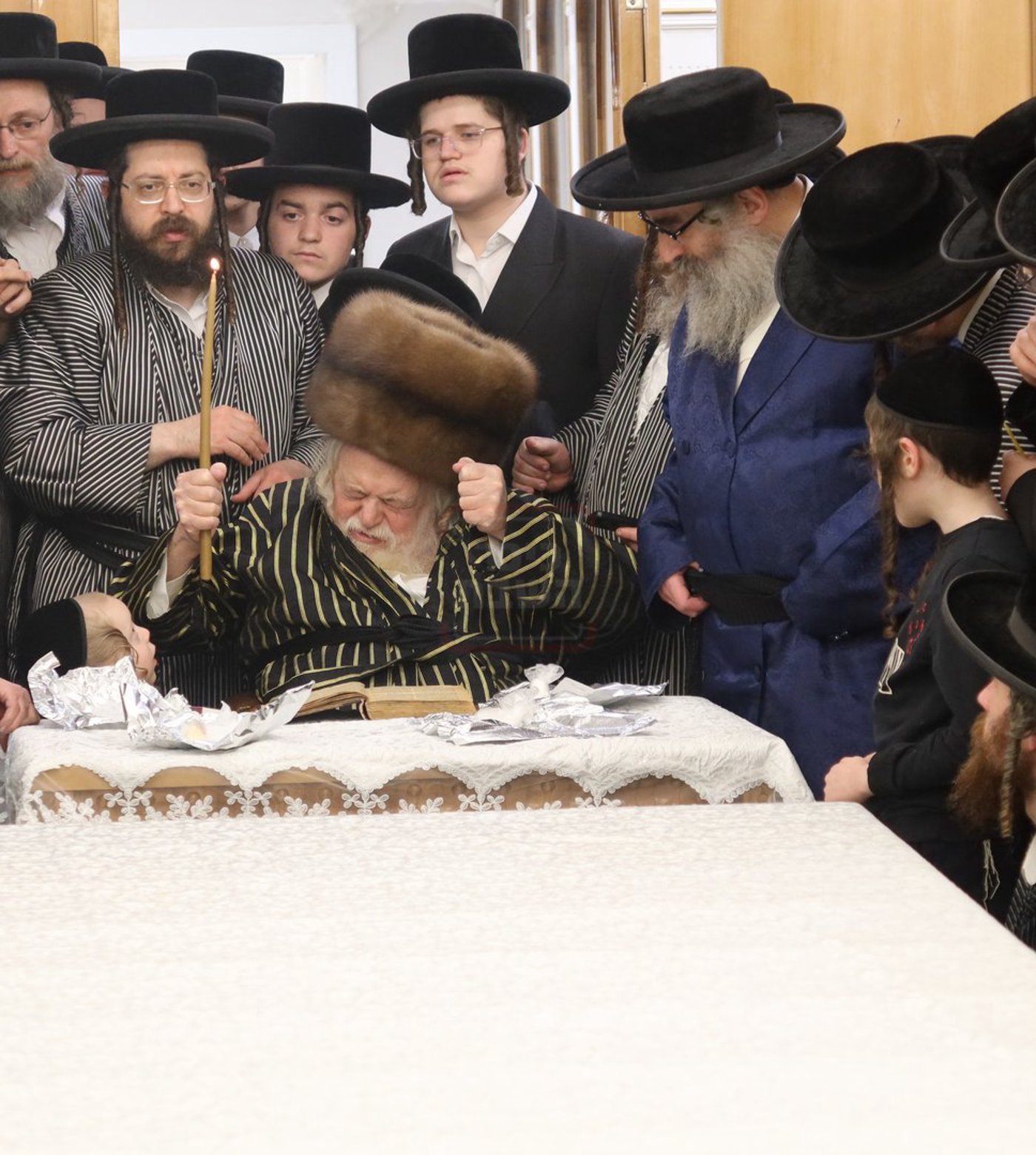 האדמו"ר מתולדות אברהם יצחק בבדיקת חמץ