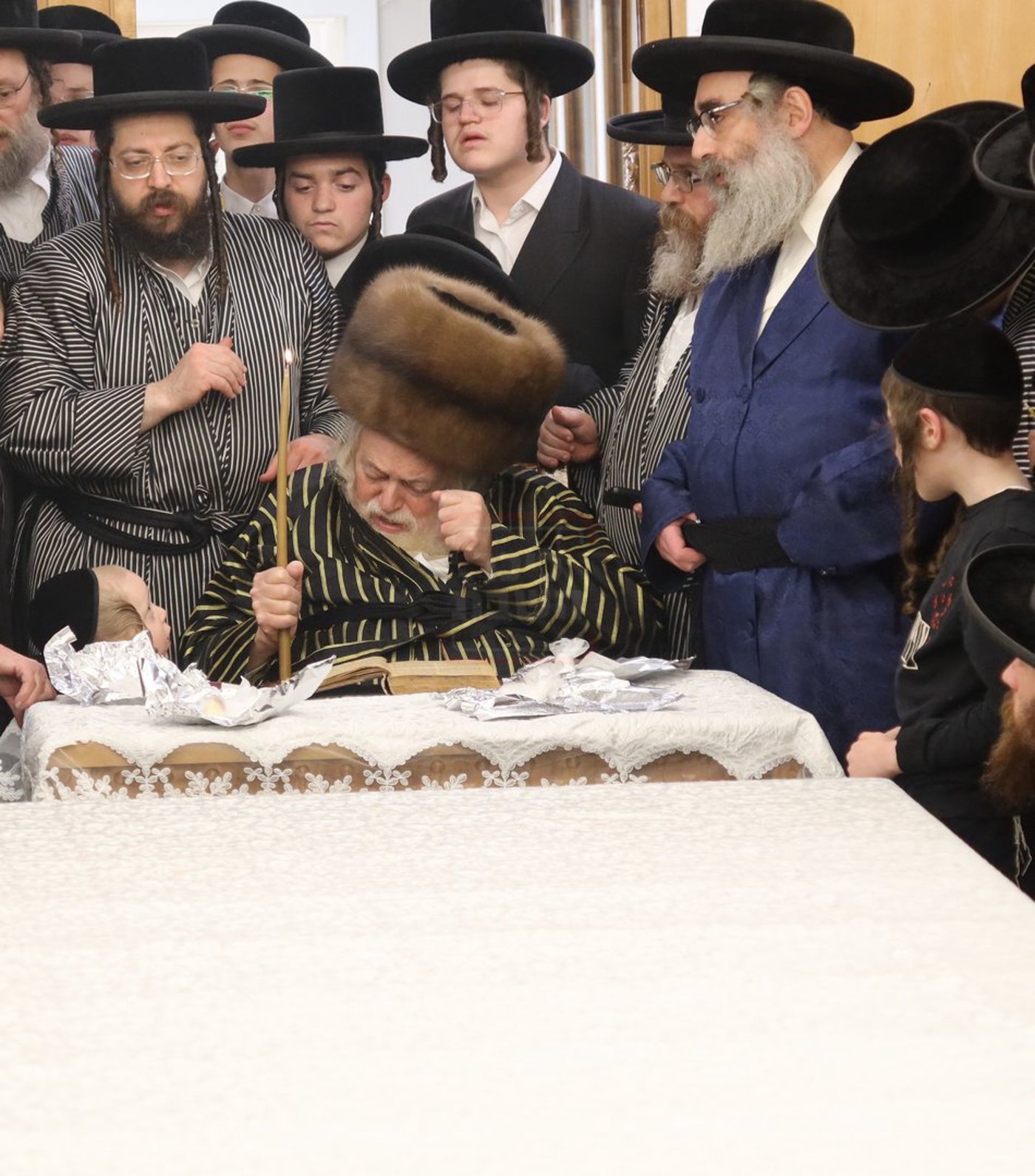 האדמו"ר מתולדות אברהם יצחק בבדיקת חמץ