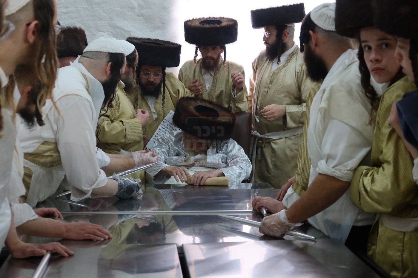 האדמו"ר מתולדות אברהם יצחק באפיית מצות