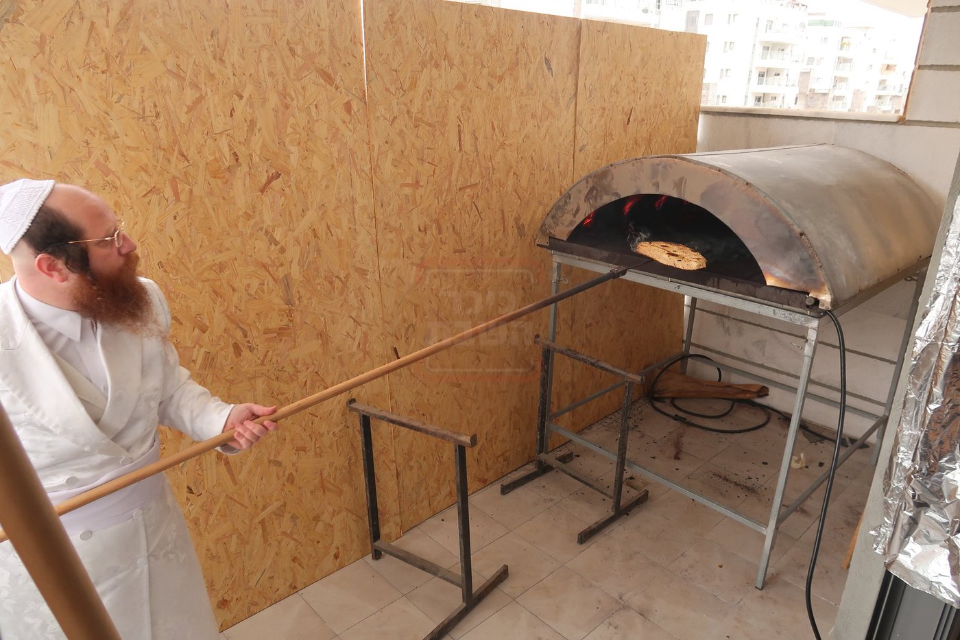 האדמו"ר ממיאלען באפיית המצות