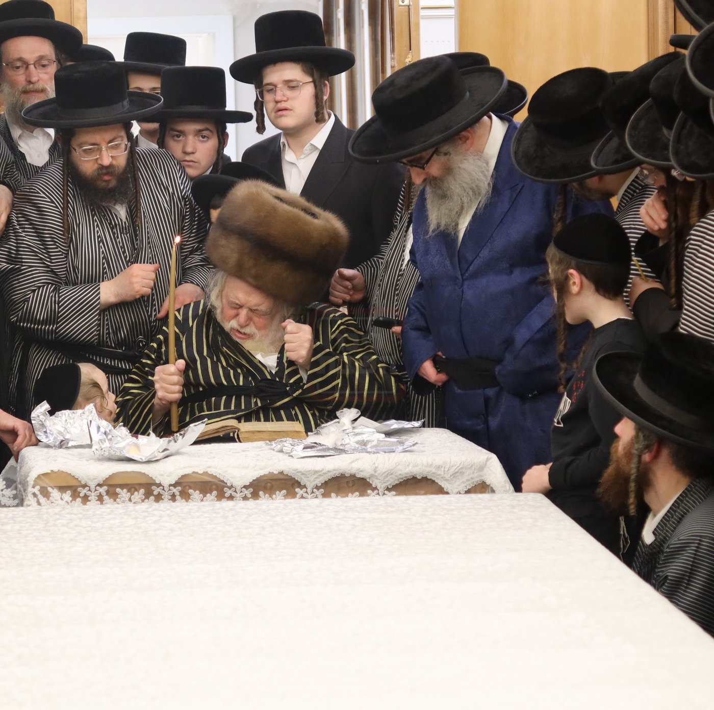 האדמו"ר מתולדות אברהם יצחק בבדיקת חמץ