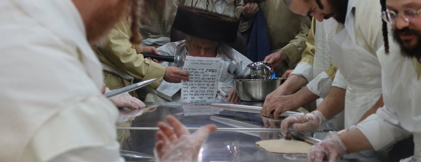 האדמו"ר מתולדות אברהם יצחק באפיית מצות