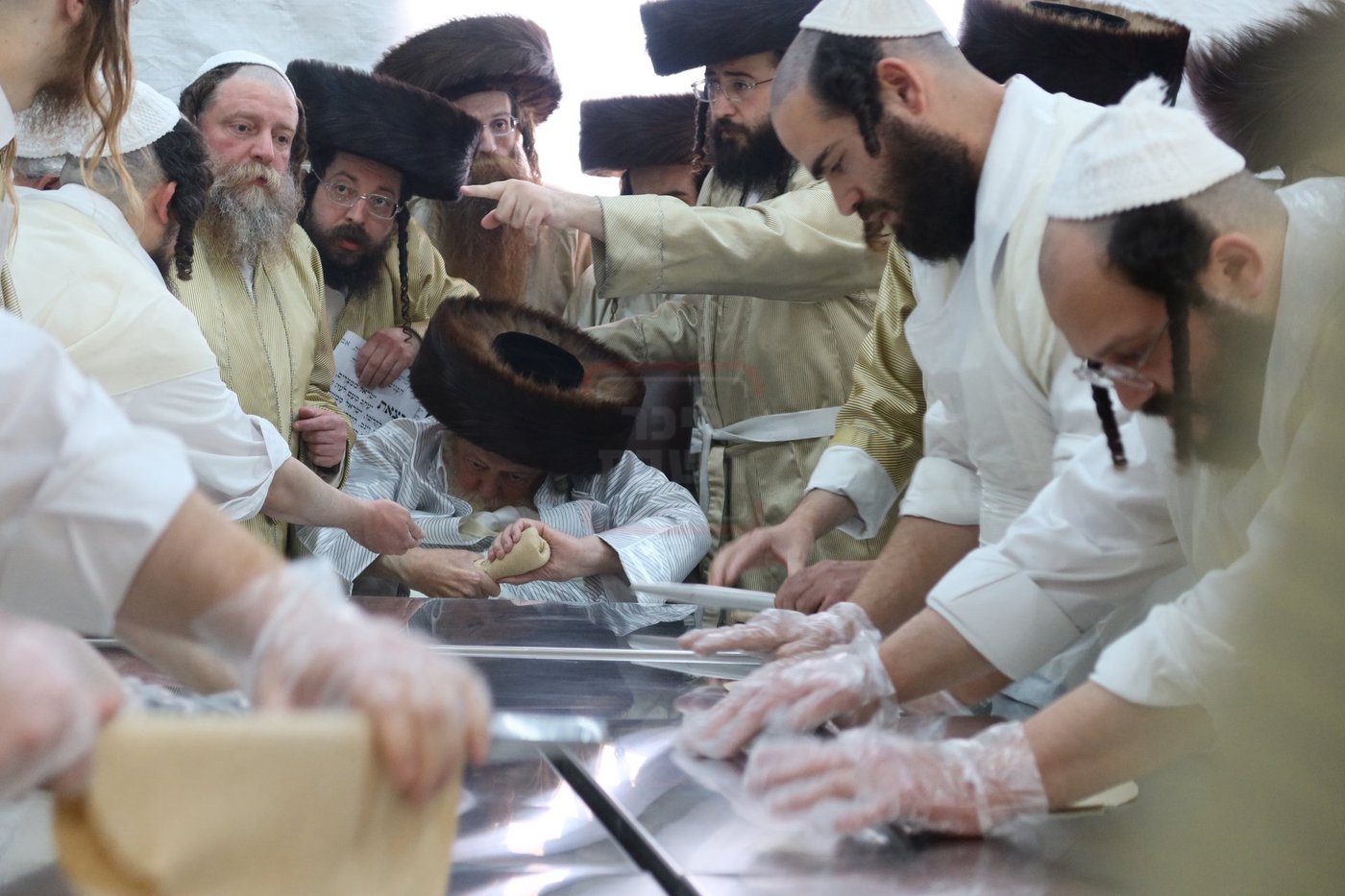 האדמו"ר מתולדות אברהם יצחק באפיית מצות