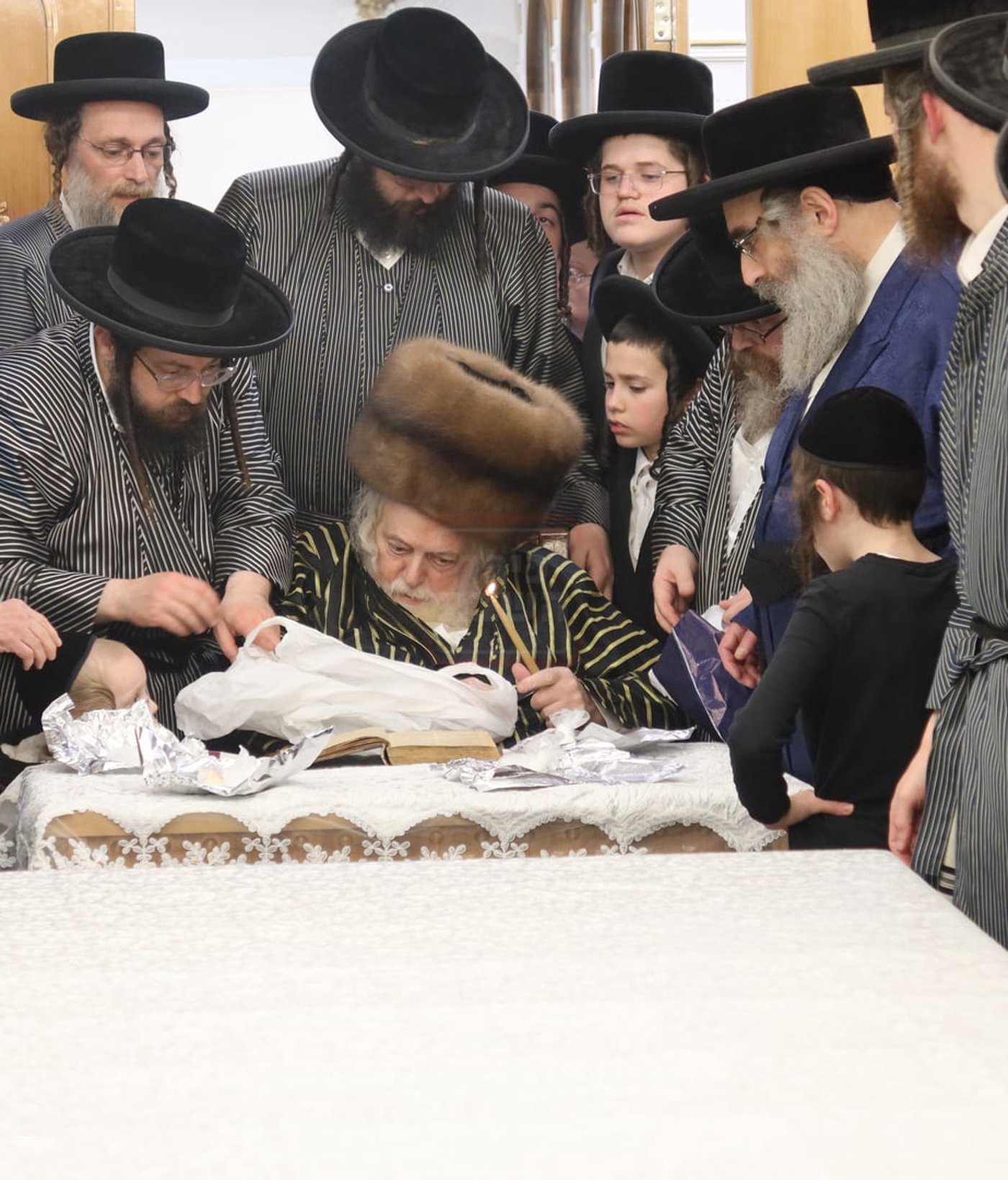 האדמו"ר מתולדות אברהם יצחק בבדיקת חמץ