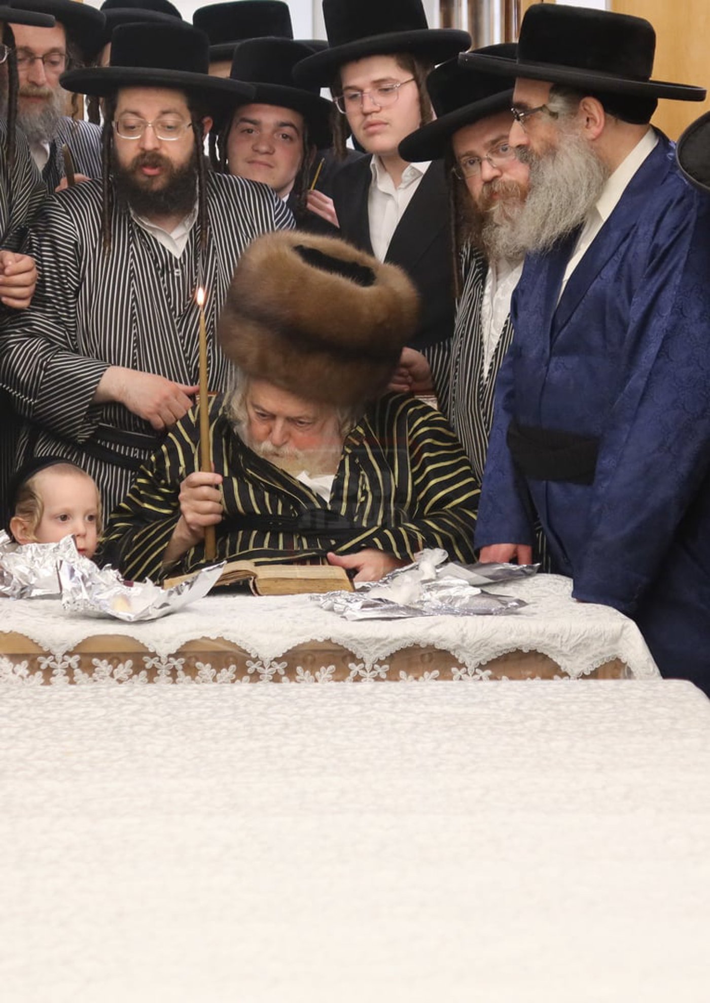 האדמו"ר מתולדות אברהם יצחק בבדיקת חמץ