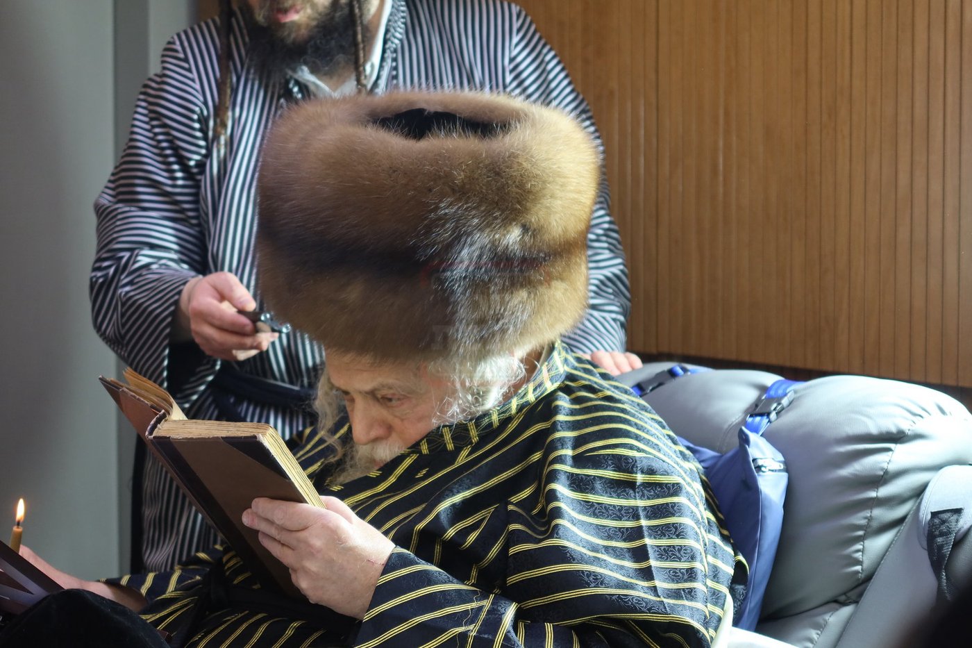 האדמו"ר מתולדות אברהם יצחק בבדיקת חמץ