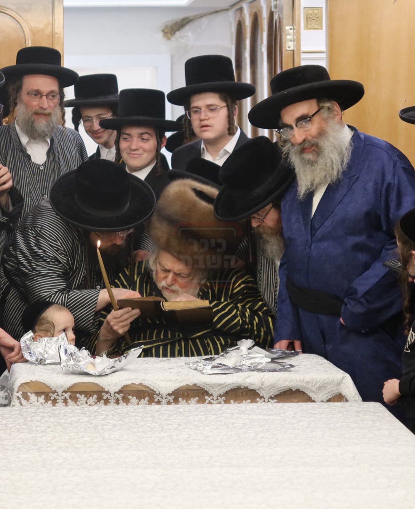 האדמו"ר מתולדות אברהם יצחק בבדיקת חמץ