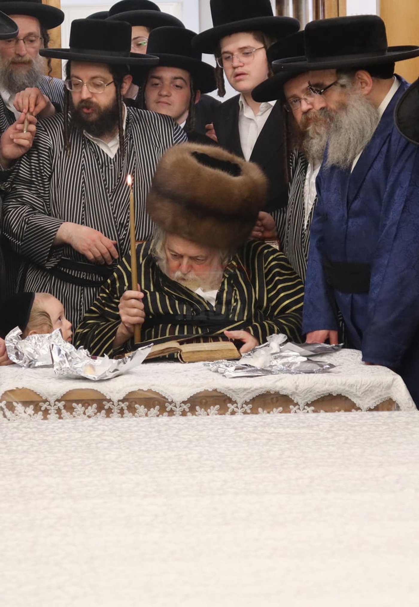 האדמו"ר מתולדות אברהם יצחק בבדיקת חמץ