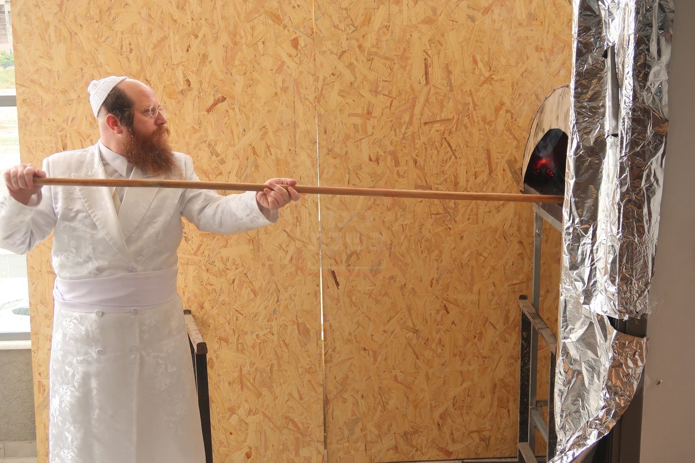 האדמו"ר ממיאלען באפיית המצות