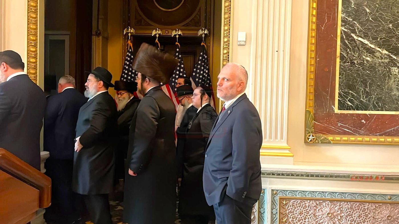 העסקנים בתפילת מנחה בבית הלבן לאחר הפגישה