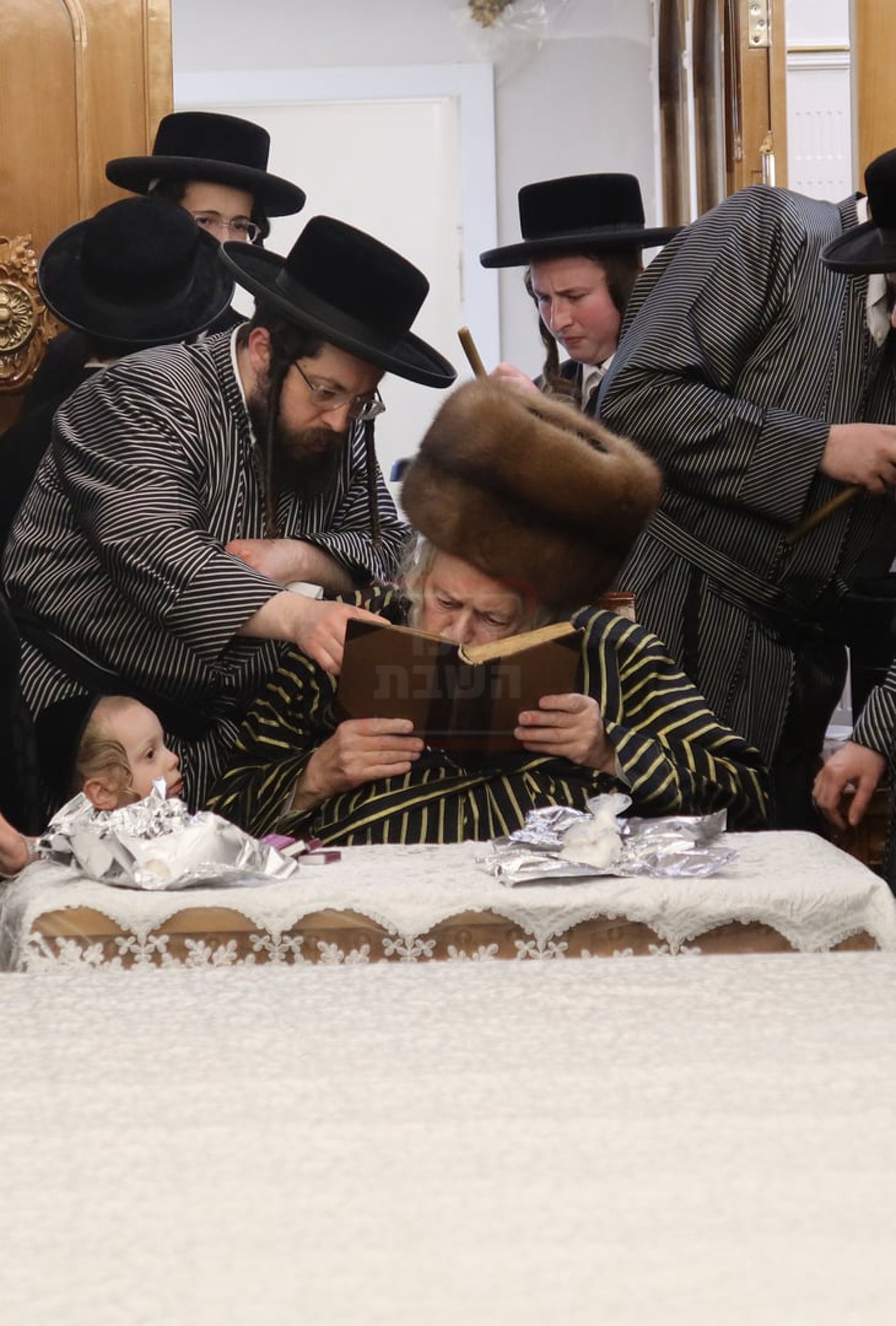 האדמו"ר מתולדות אברהם יצחק בבדיקת חמץ