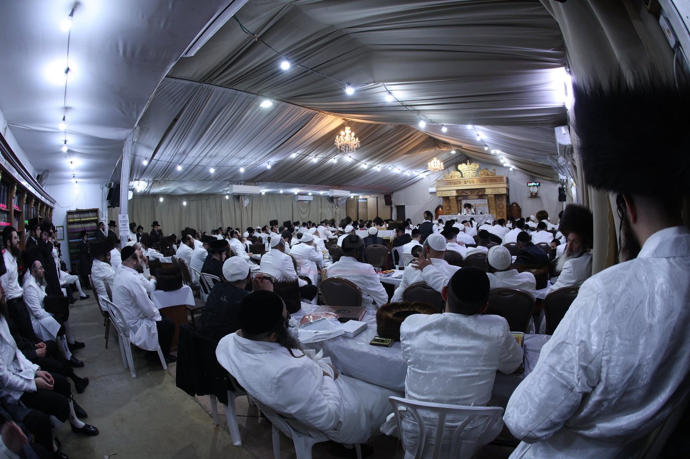 פסח בצילו של הגה"צ רבי יצחק לאזער