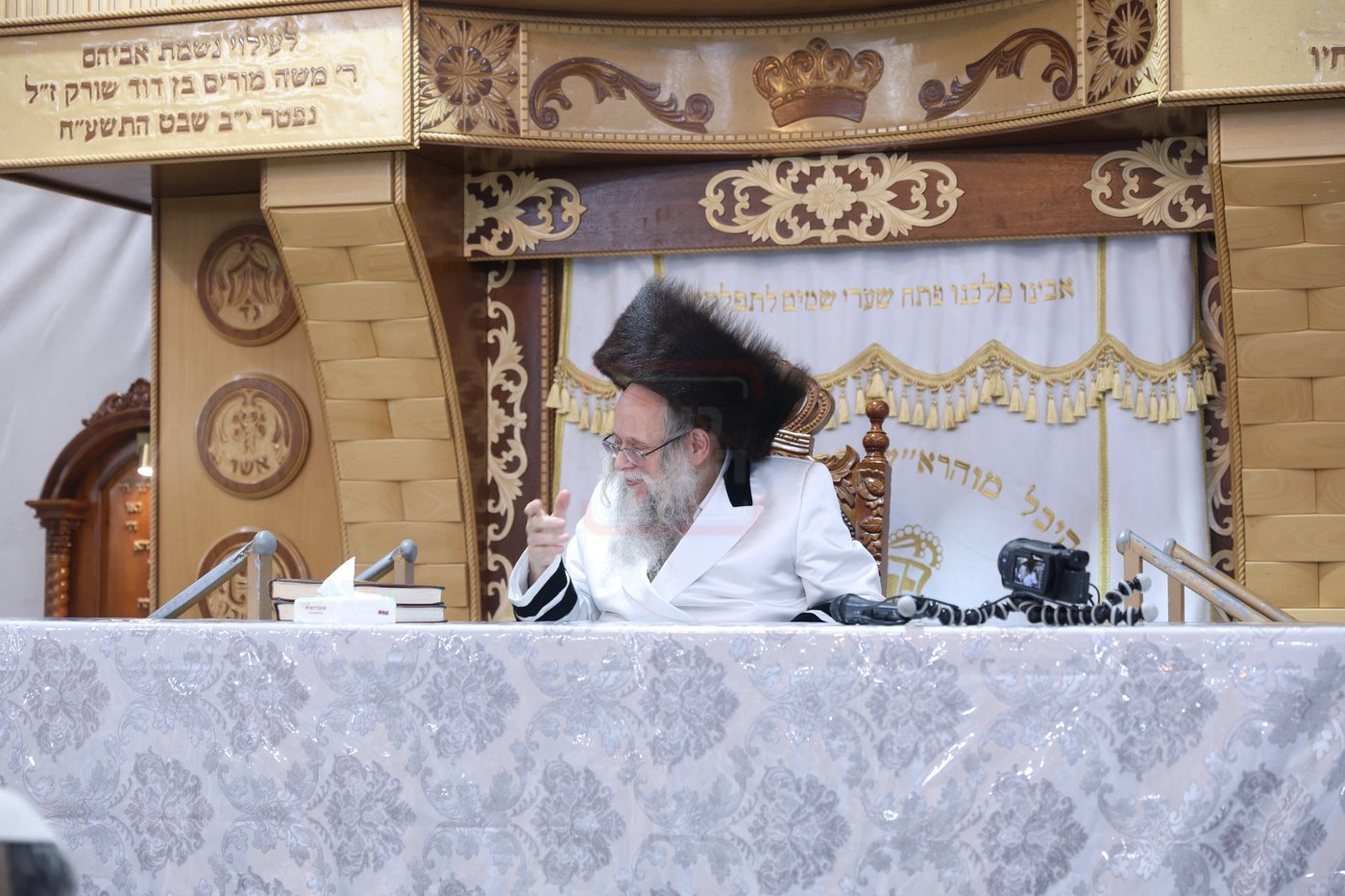 פסח בצילו של הגה"צ רבי יצחק לאזער