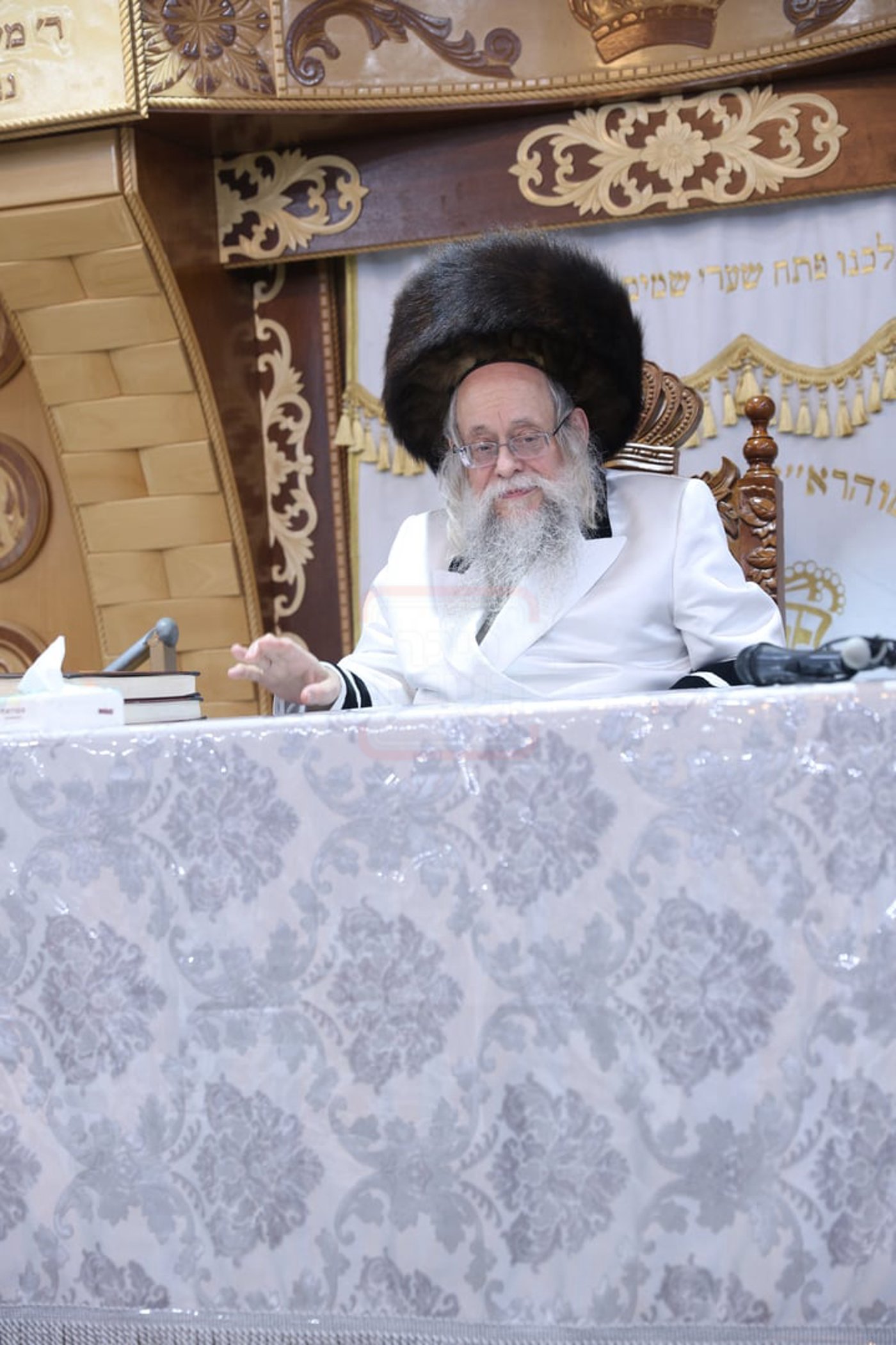 פסח בצילו של הגה"צ רבי יצחק לאזער