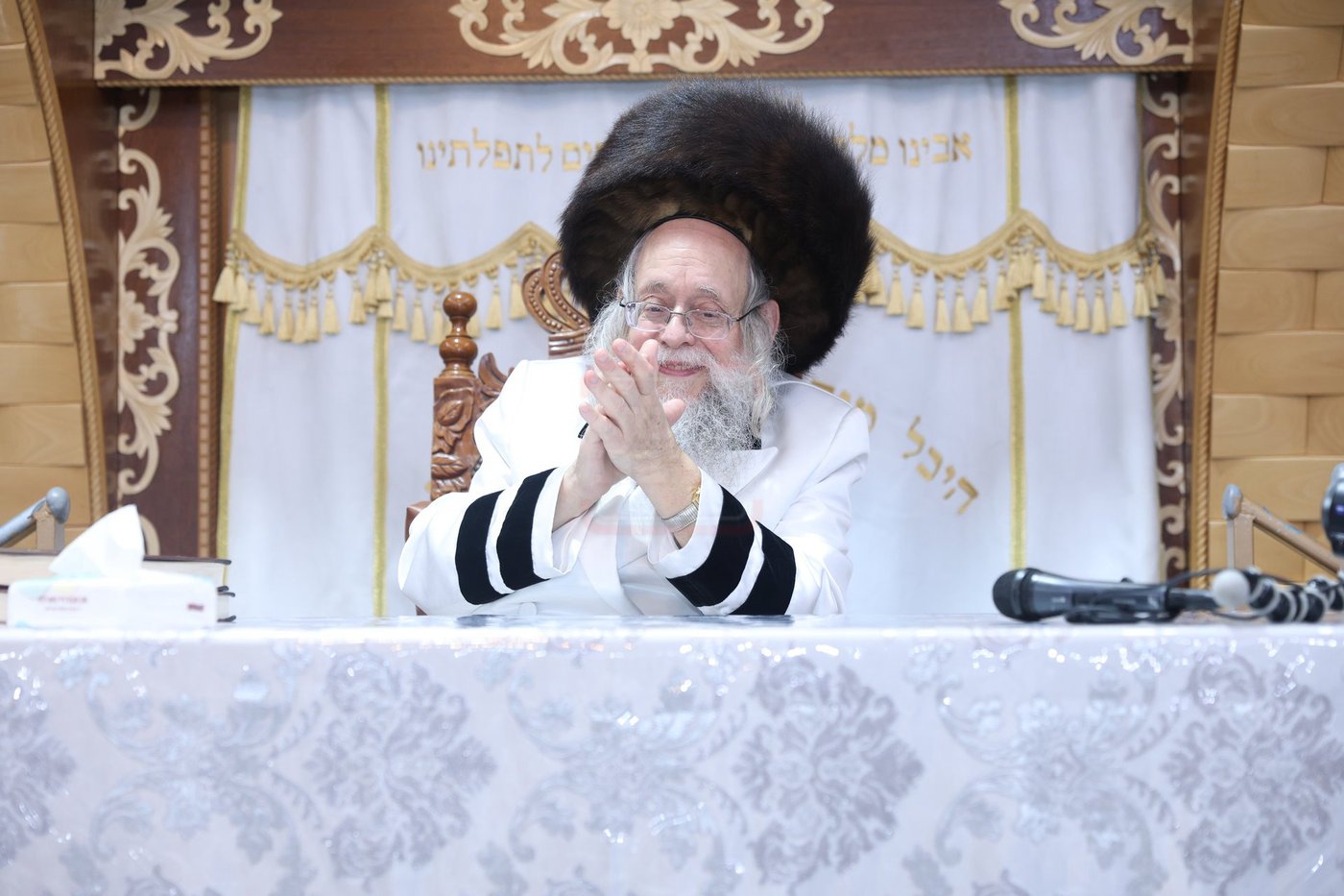 פסח בצילו של הגה"צ רבי יצחק לאזער