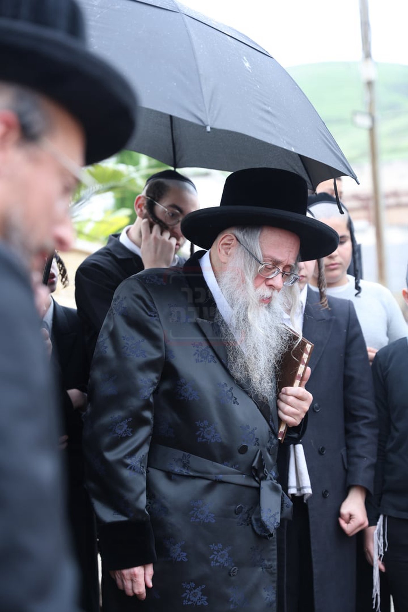 פסח בצילו של הגה"צ רבי יצחק לאזער