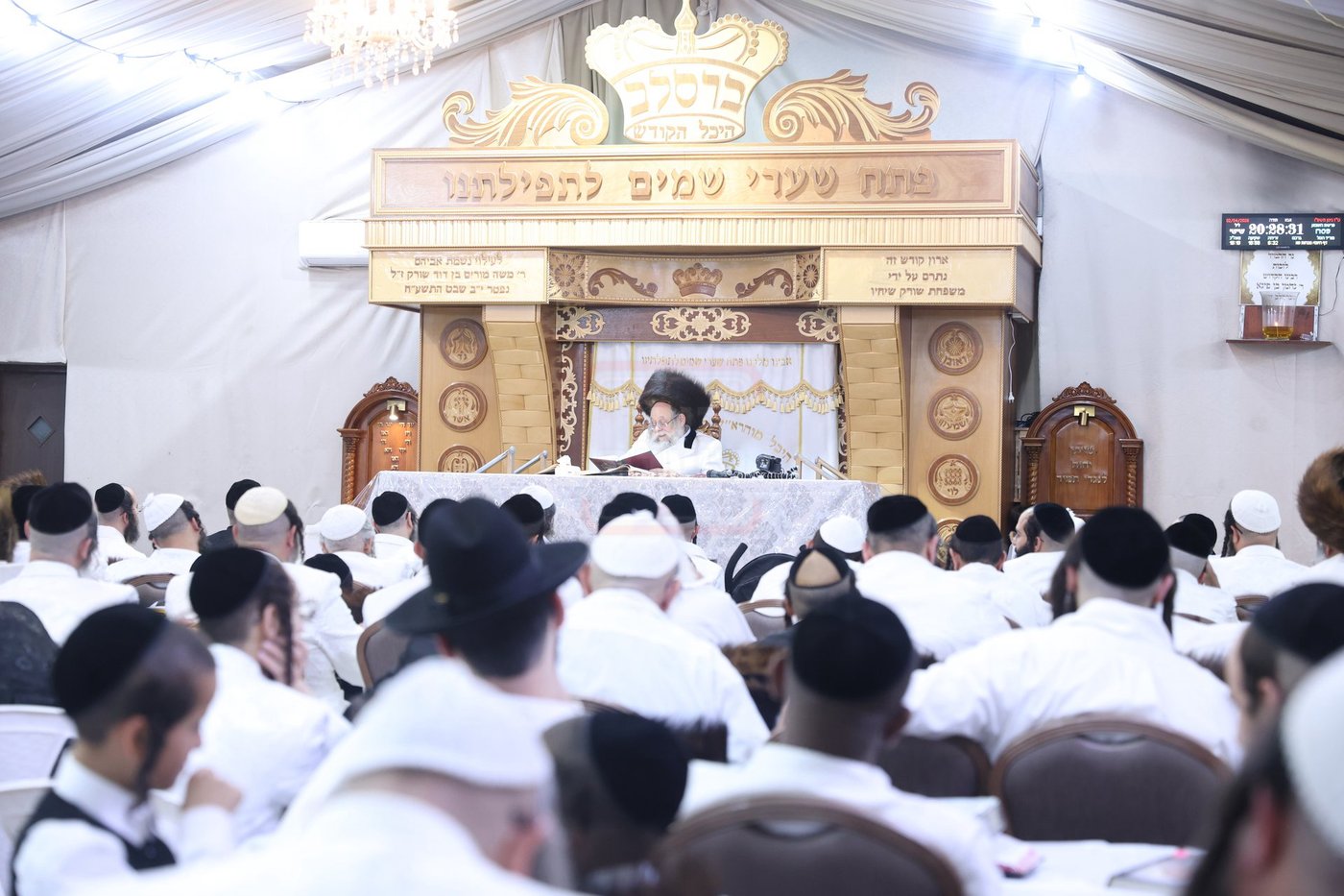 פסח בצילו של הגה"צ רבי יצחק לאזער