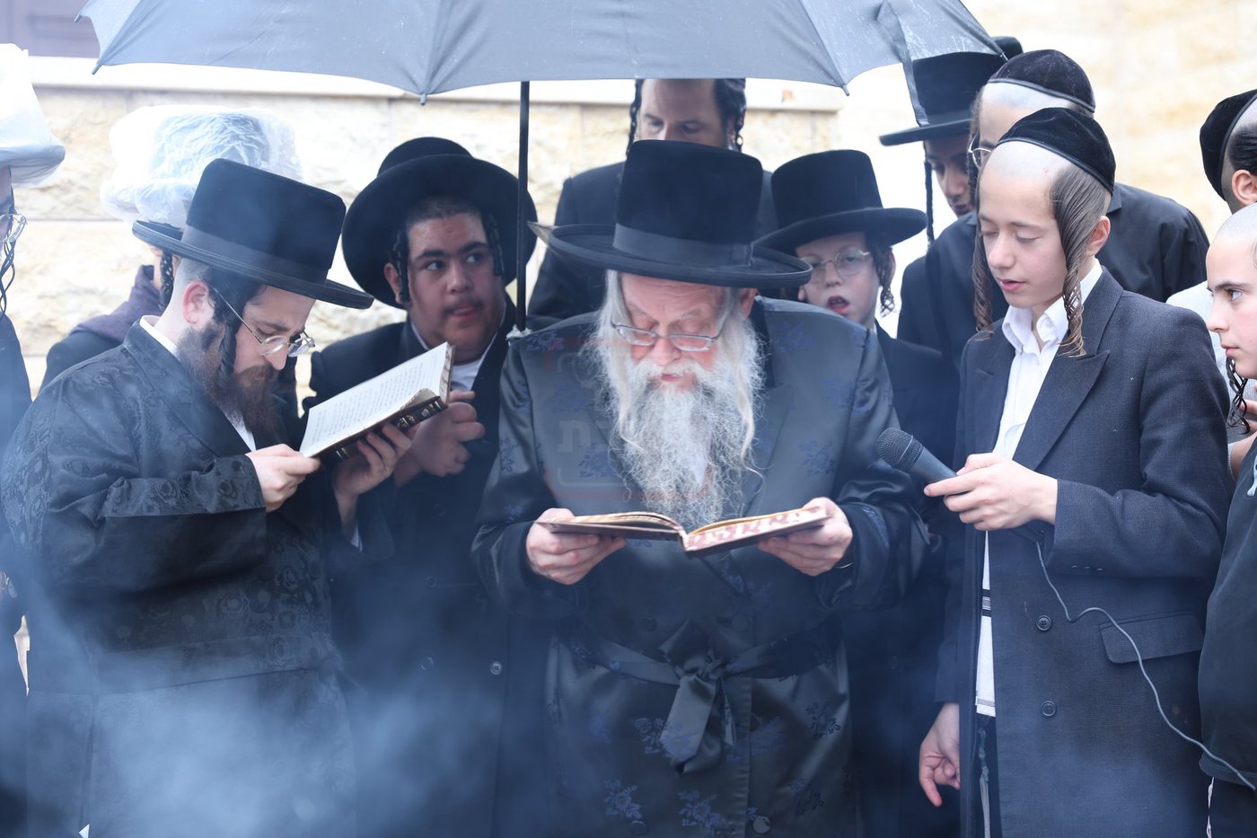 פסח בצילו של הגה"צ רבי יצחק לאזער