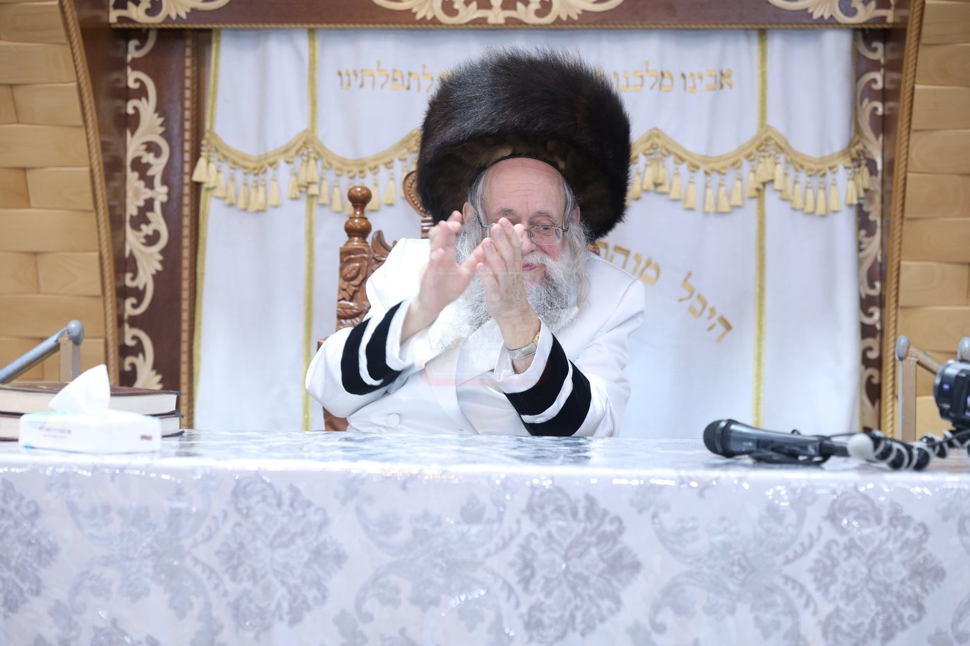 פסח בצילו של הגה"צ רבי יצחק לאזער