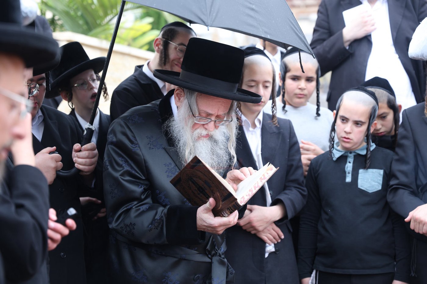 פסח בצילו של הגה"צ רבי יצחק לאזער