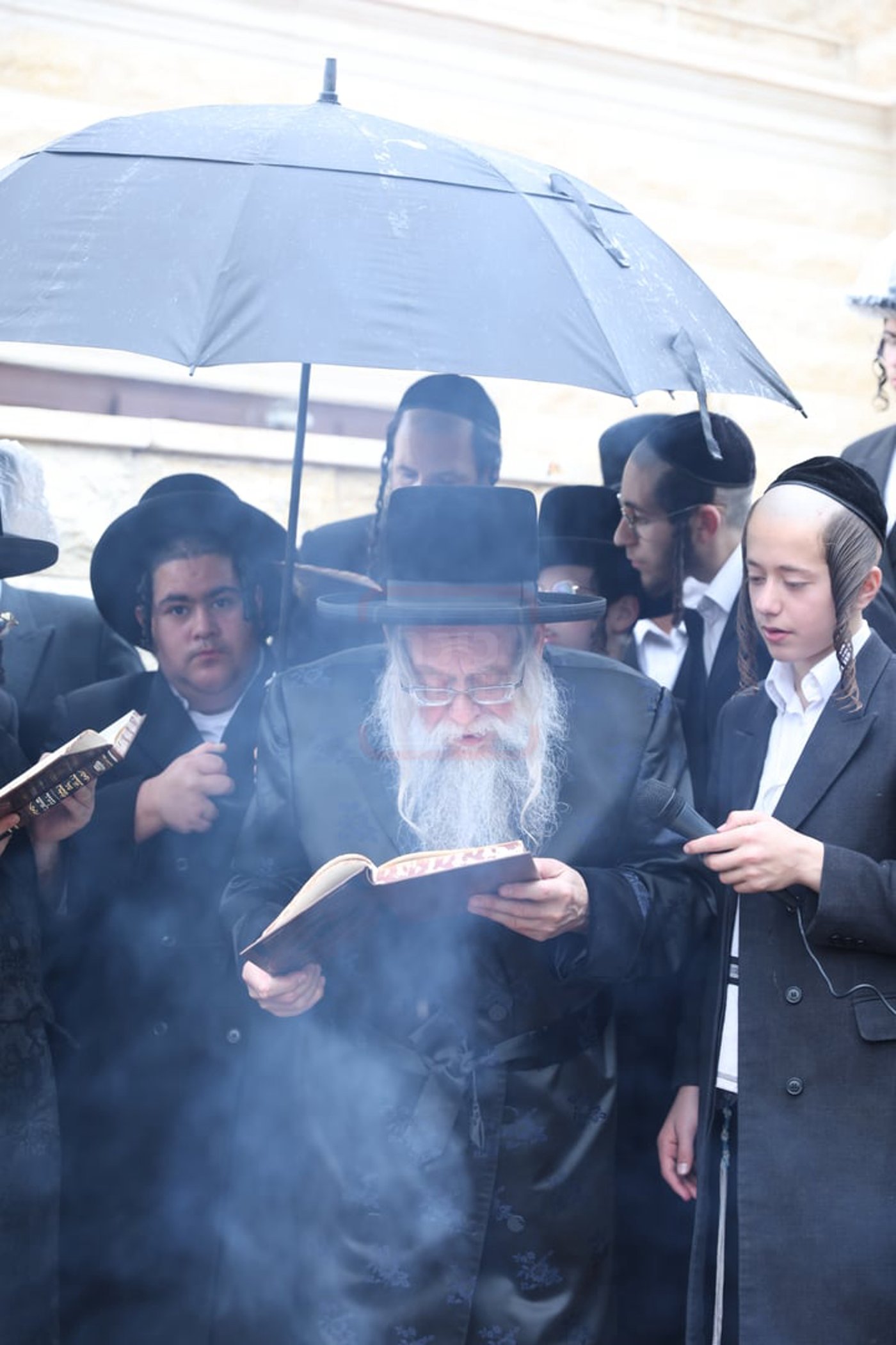 פסח בצילו של הגה"צ רבי יצחק לאזער