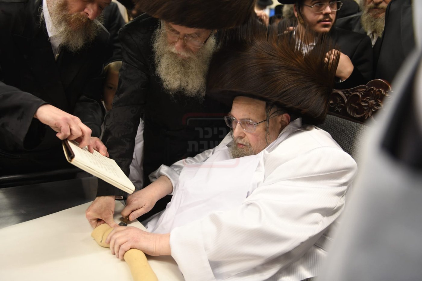 האדמו"ר מבעלזא באפיית מצות מצווה