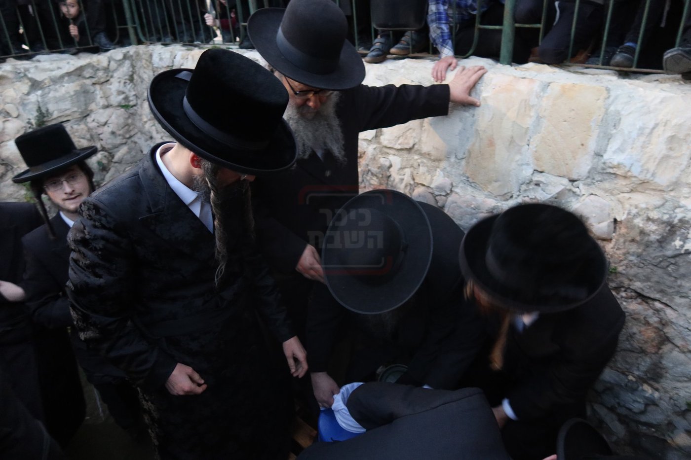 האדמו"ר מזוועהיל בשאיבת מים שלנו