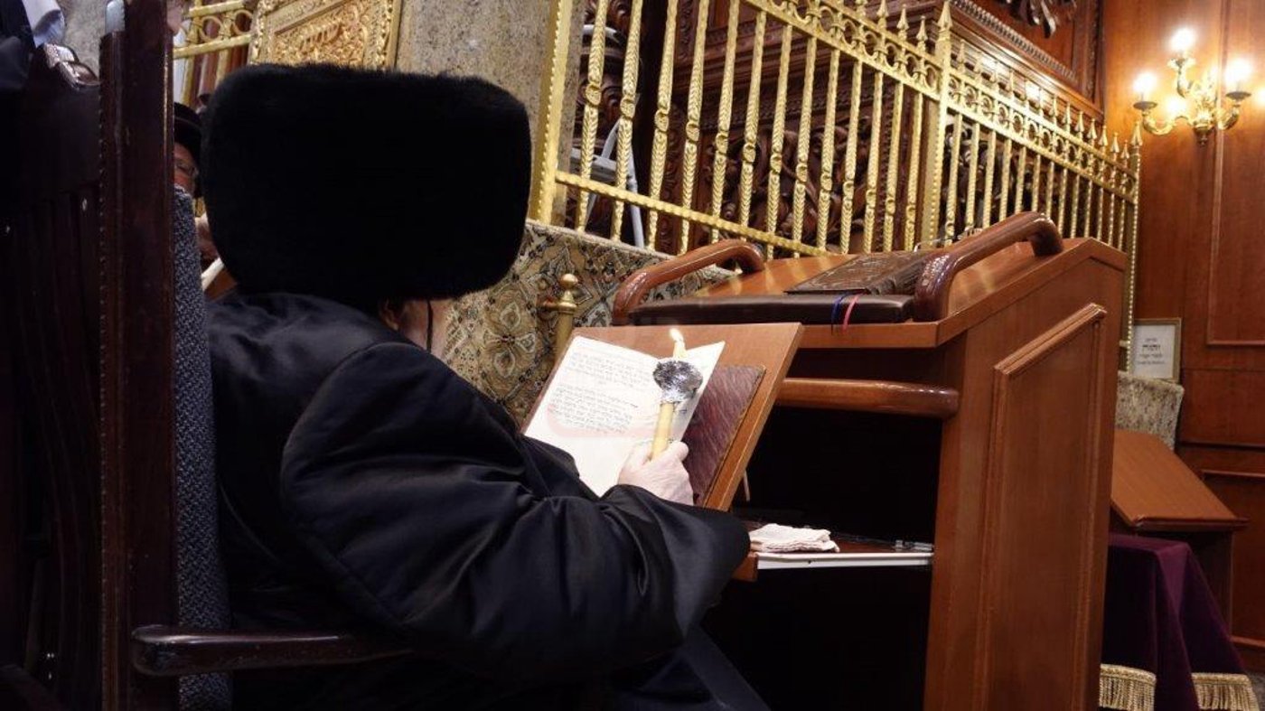 האדמו"ר מבעלזא בבדיקת חמץ