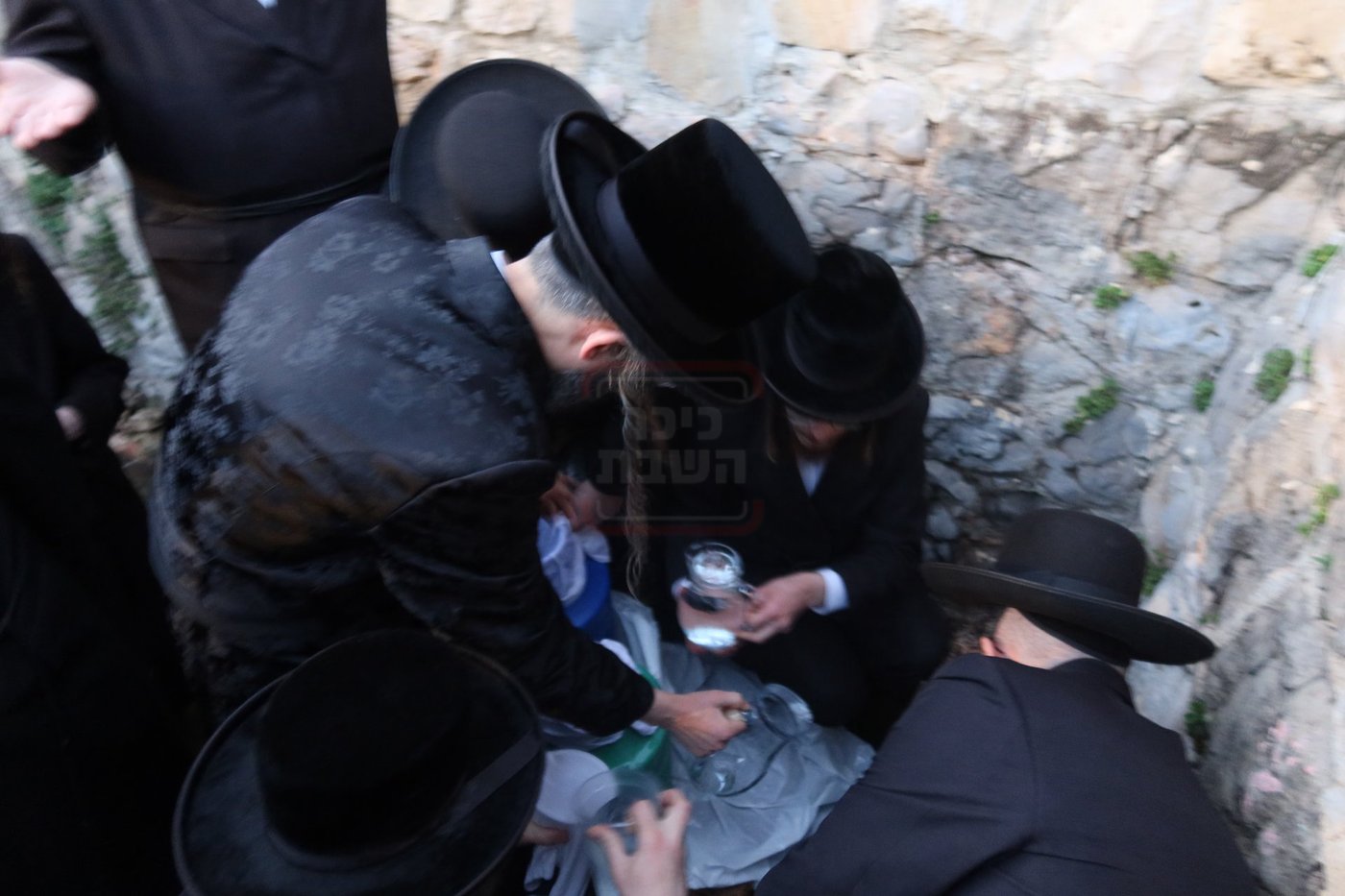 האדמו"ר מזוועהיל בשאיבת מים שלנו