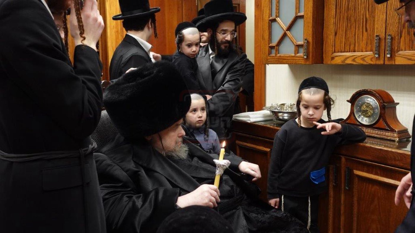 האדמו"ר מבעלזא בבדיקת חמץ