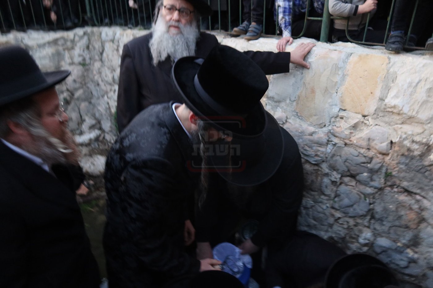 האדמו"ר מזוועהיל בשאיבת מים שלנו