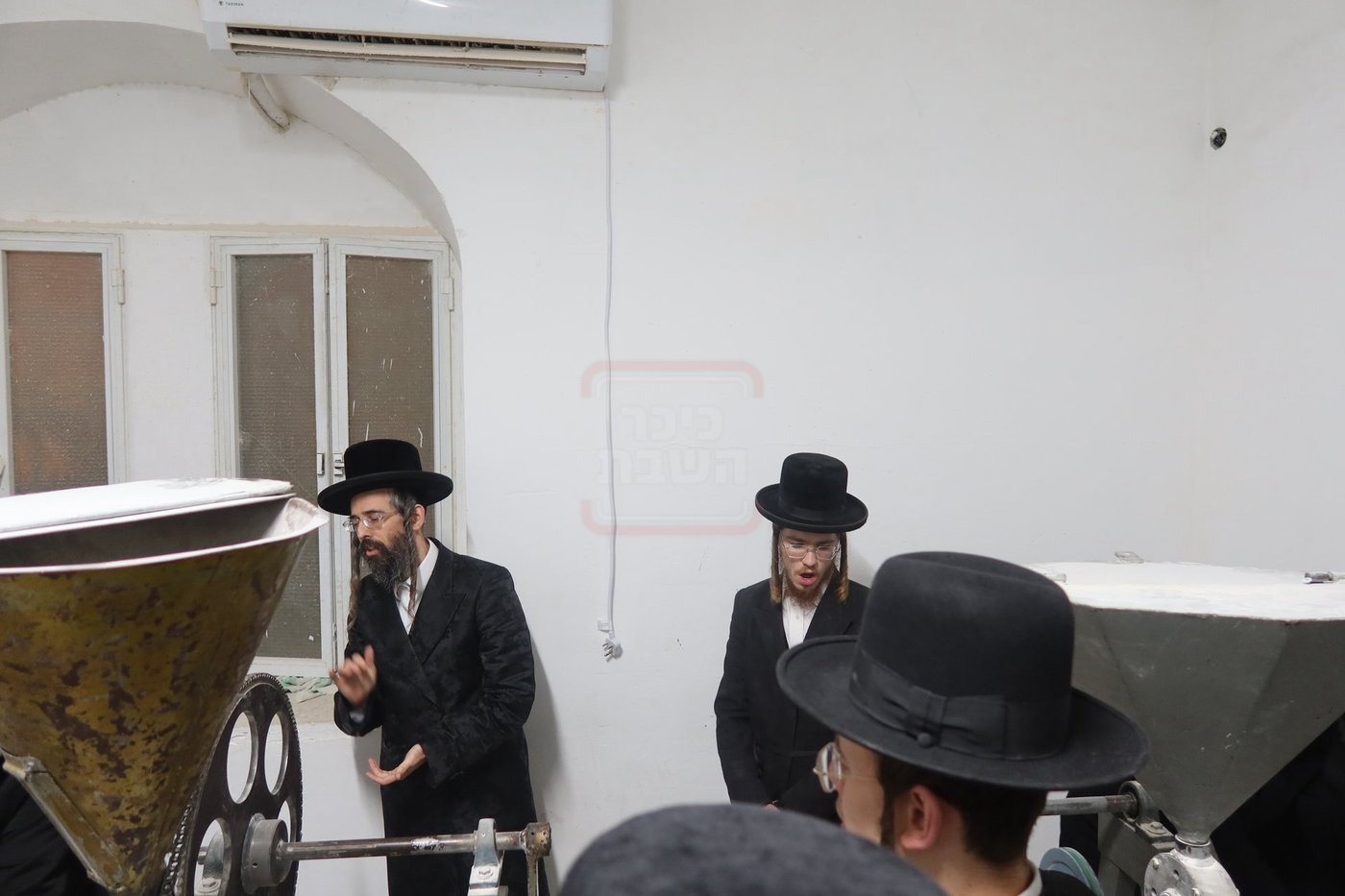 האדמו"ר מזוועהיל בטחינת חיטין