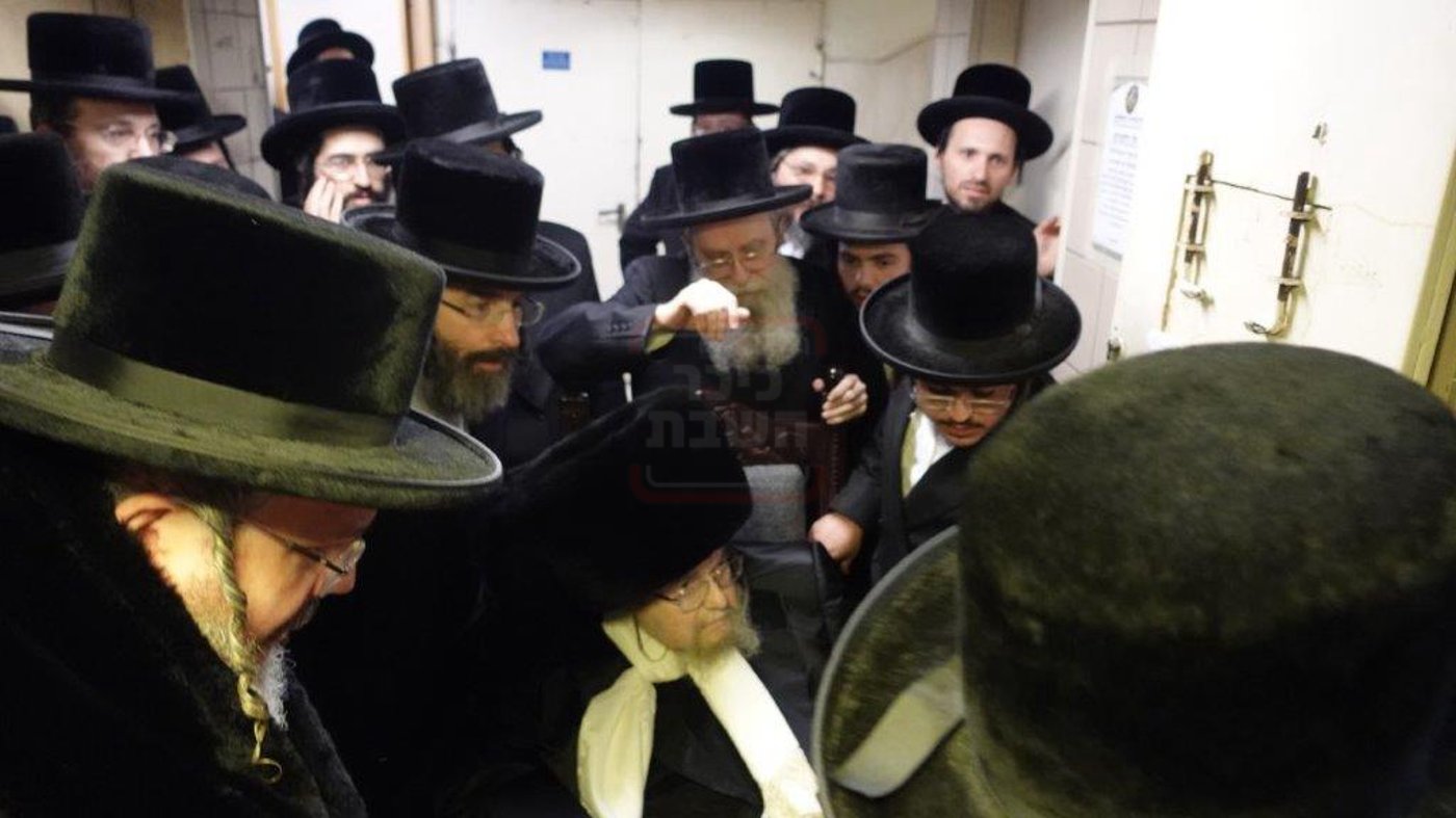 האדמו"ר מבעלזא במעמד שאיבת מים שלנו