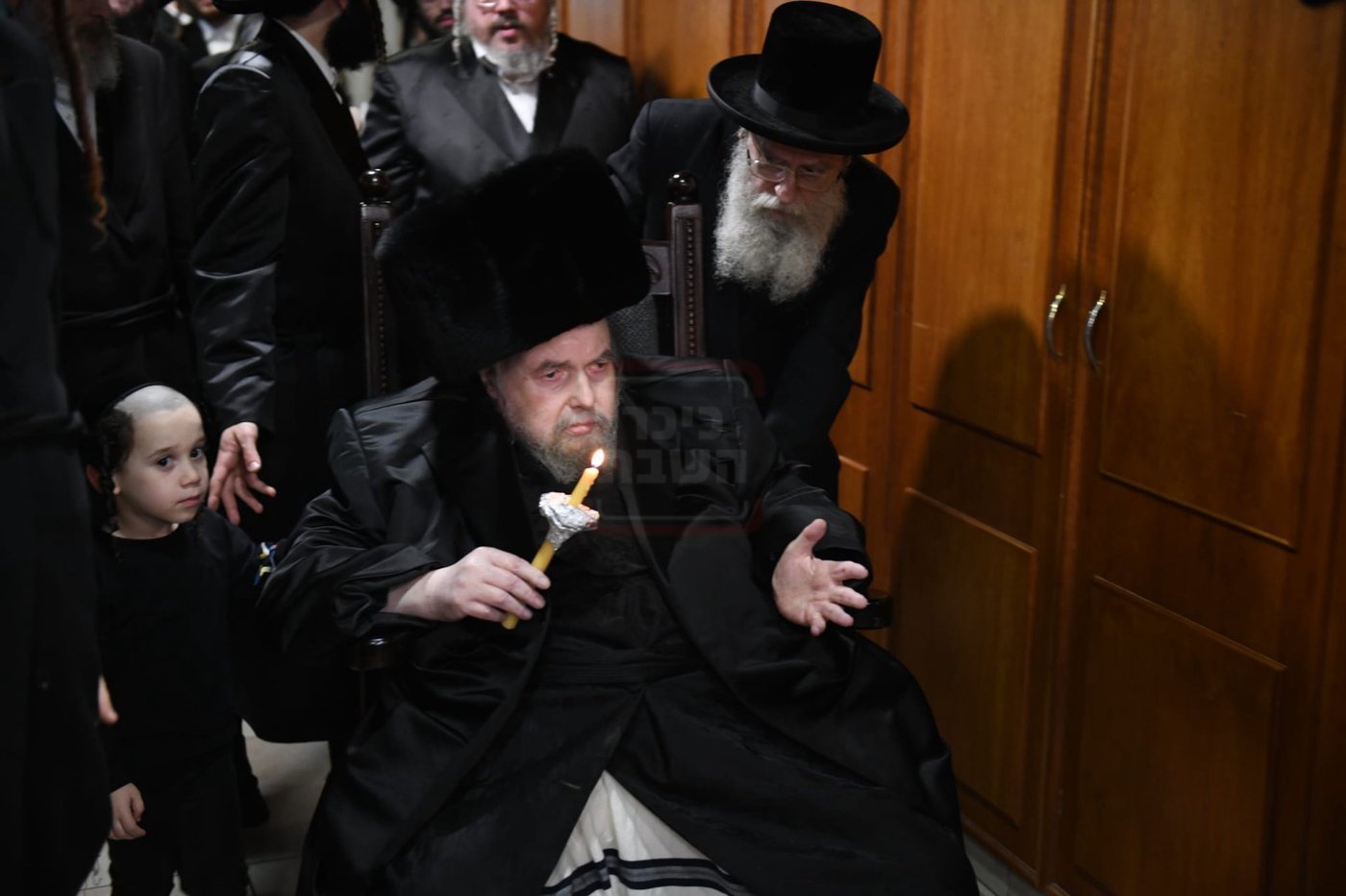 האדמו"ר מבעלזא בבדיקת חמץ