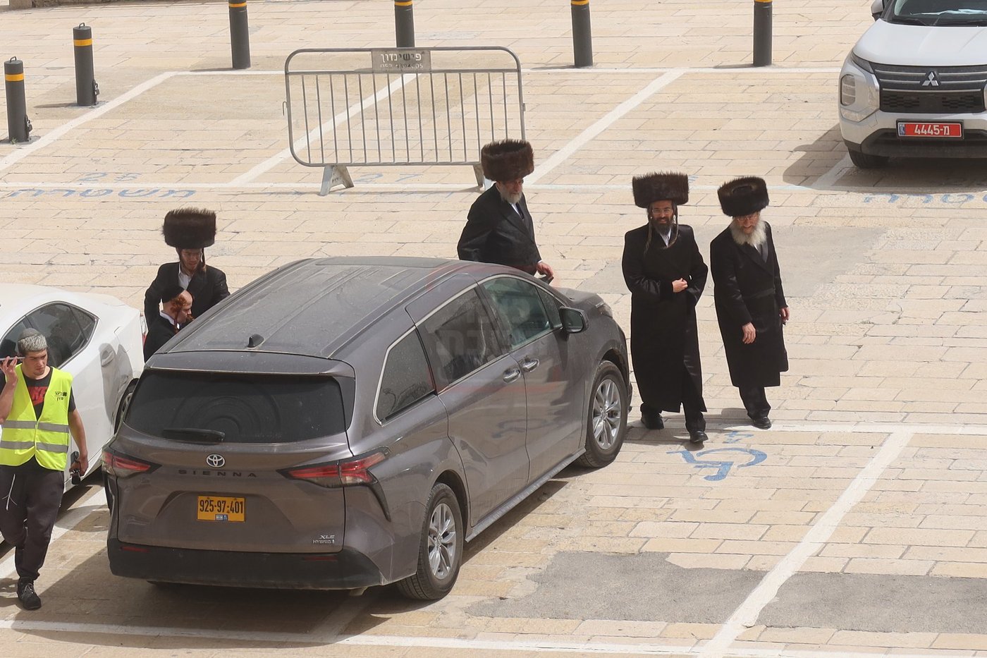 חג הפסח בחצה"ק זוועיהיל