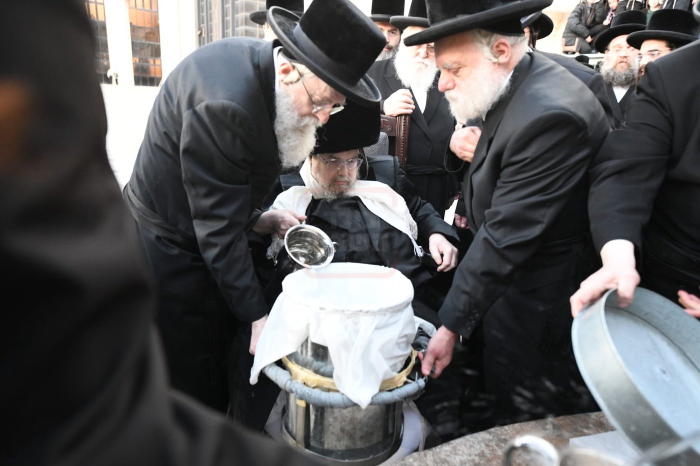 האדמו"ר מבעלזא במעמד שאיבת מים שלנו