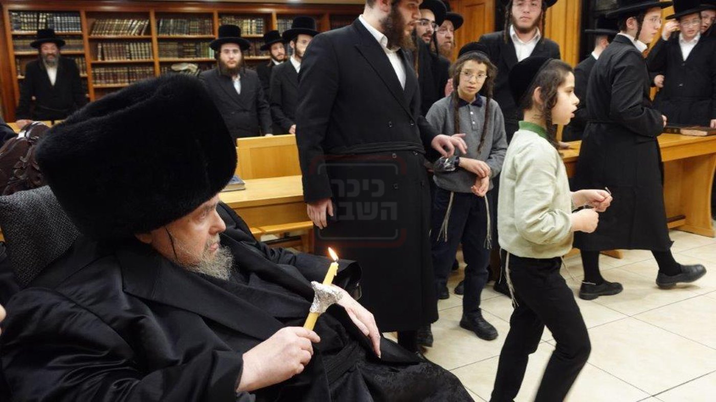 האדמו"ר מבעלזא בבדיקת חמץ