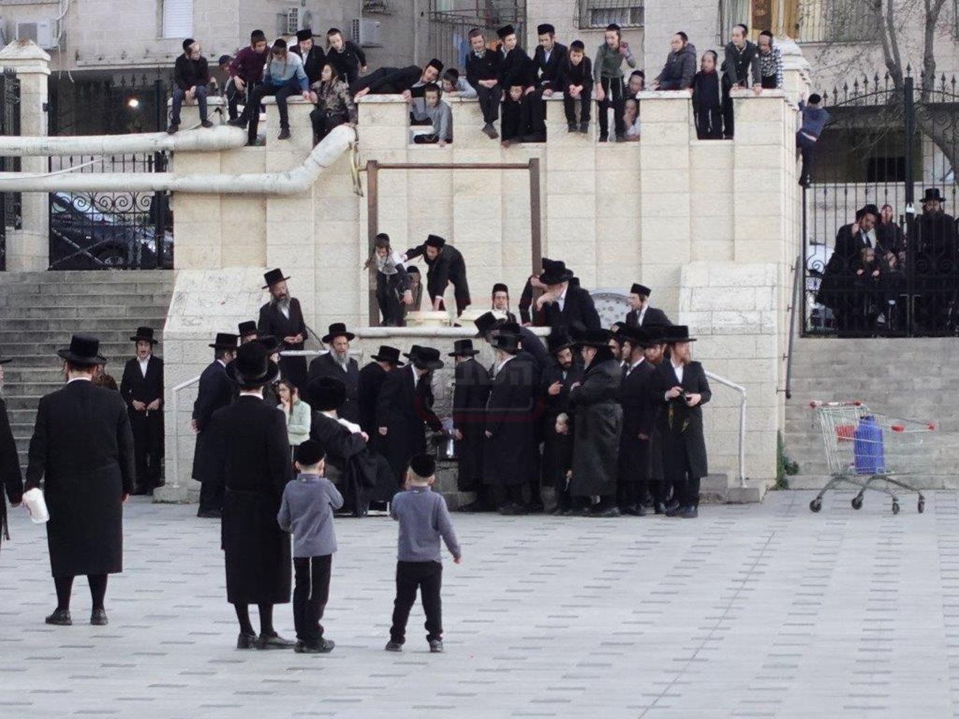 האדמו"ר מבעלזא במעמד שאיבת מים שלנו