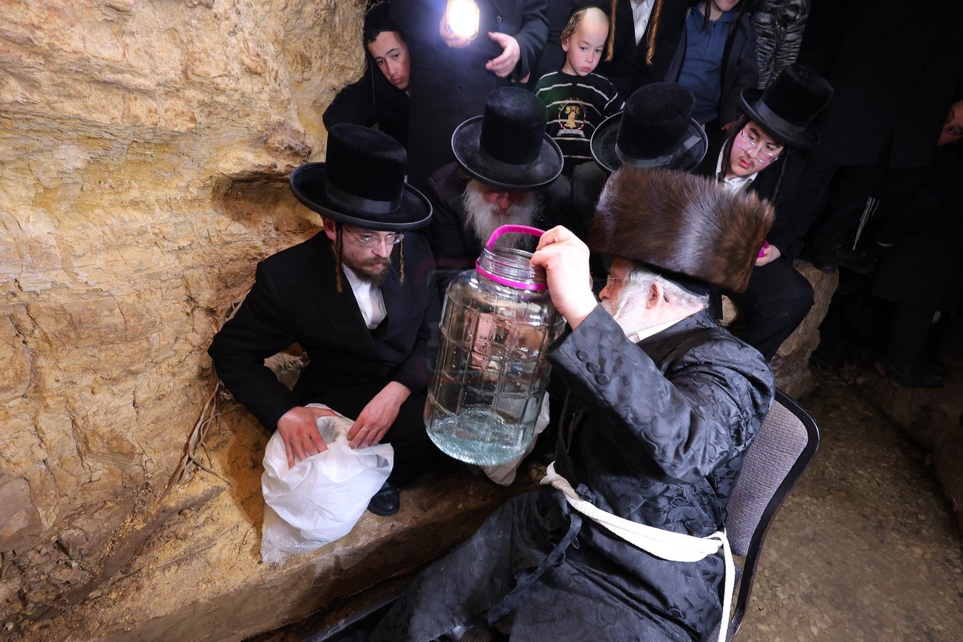 האדמו"ר מנדבורנה ירושלים בשאיבת מים שלנו