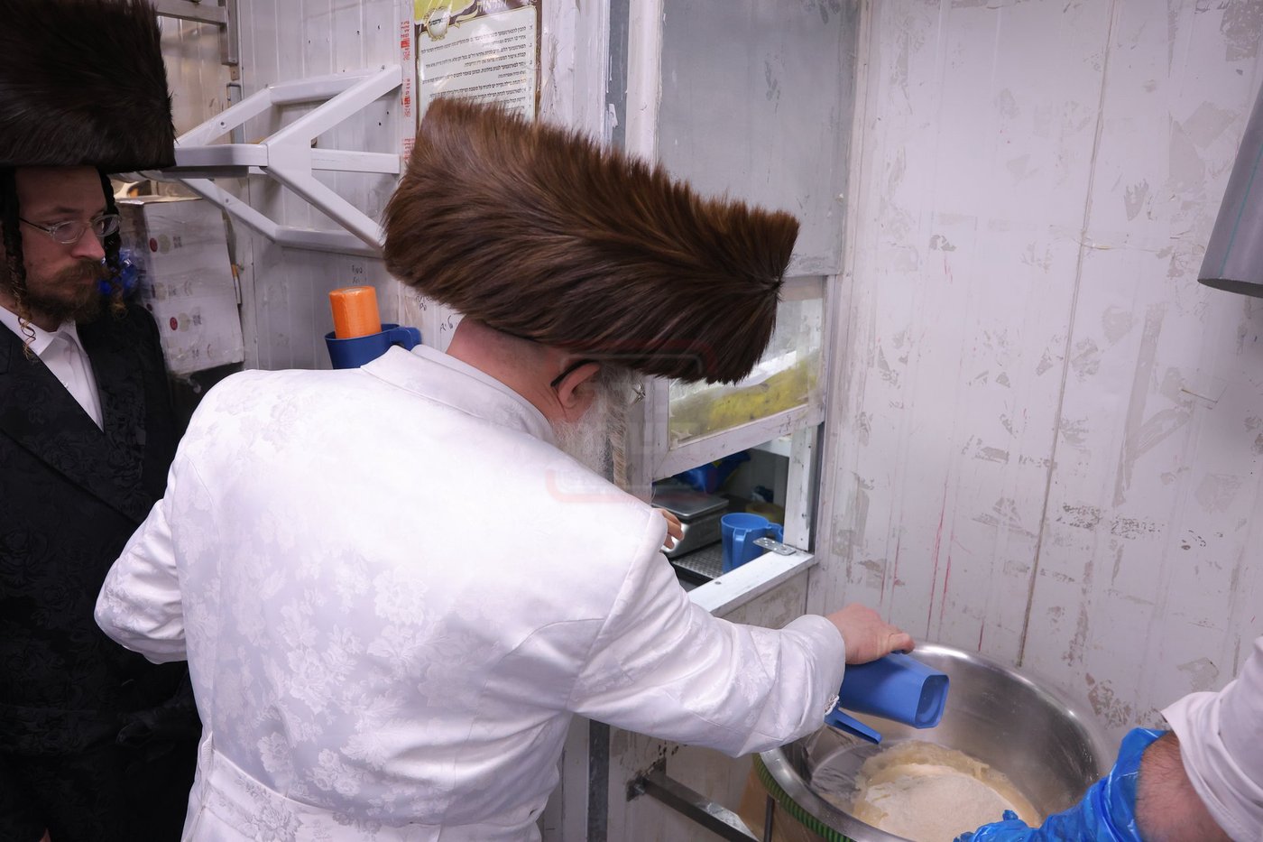 האדמו"ר מנדבורנה ירושלים באפיית מצות מצווה