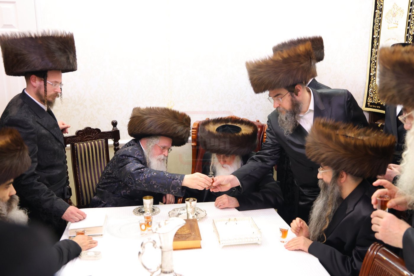 האדמו"ר ממכנובקא בעלזא בביקור אצל האדמו"ר מנדבורנה ירושלים