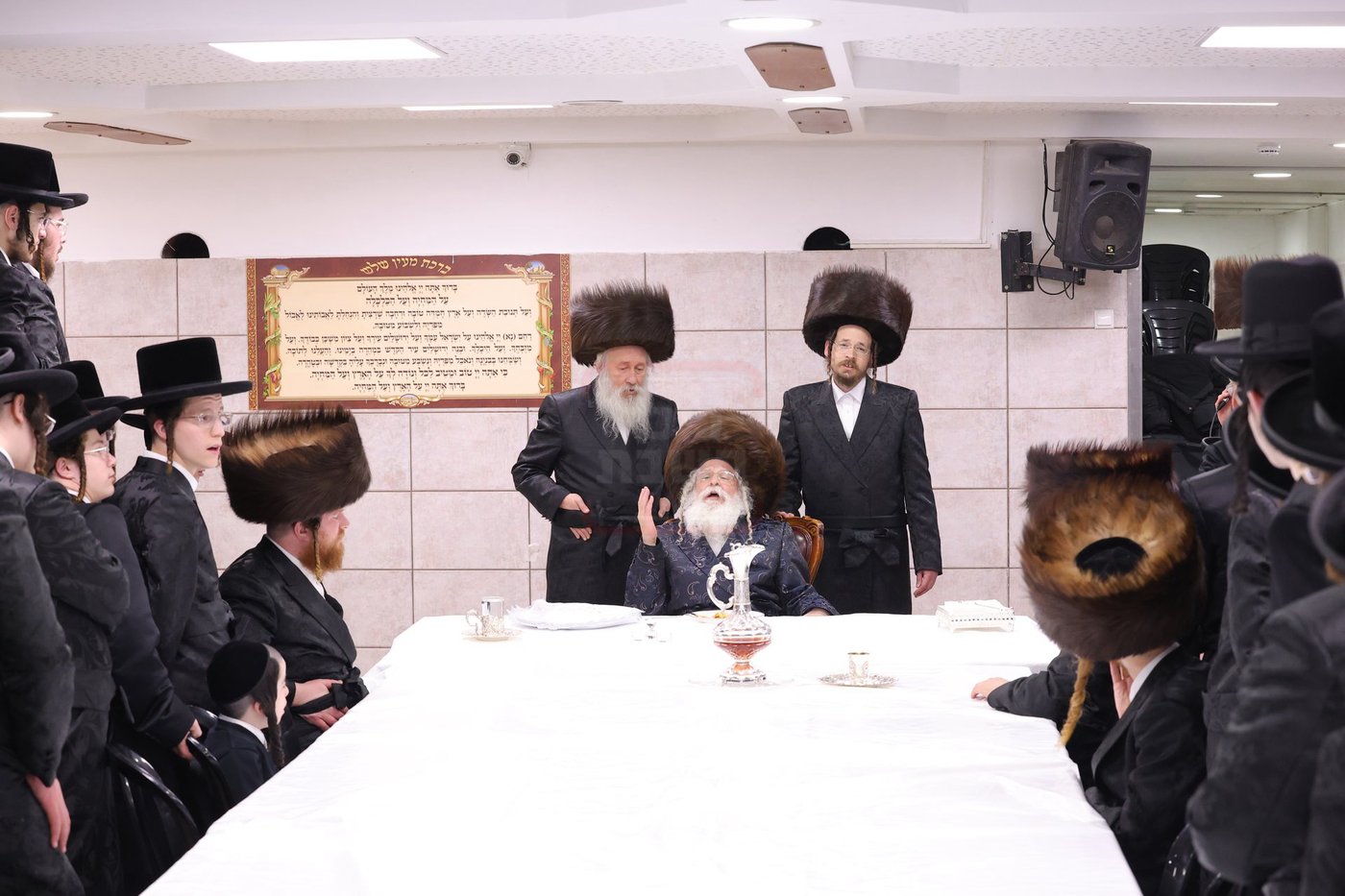 האדמו"ר מנדבורנה ירושלים בטיש חוה"מ פסח