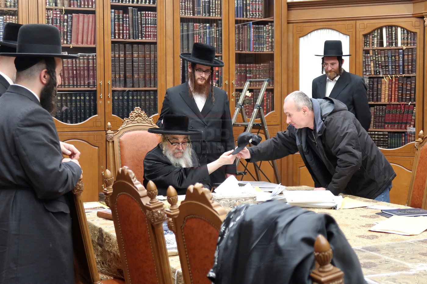 האדמו"ר מסאטמר במכירת חמץ