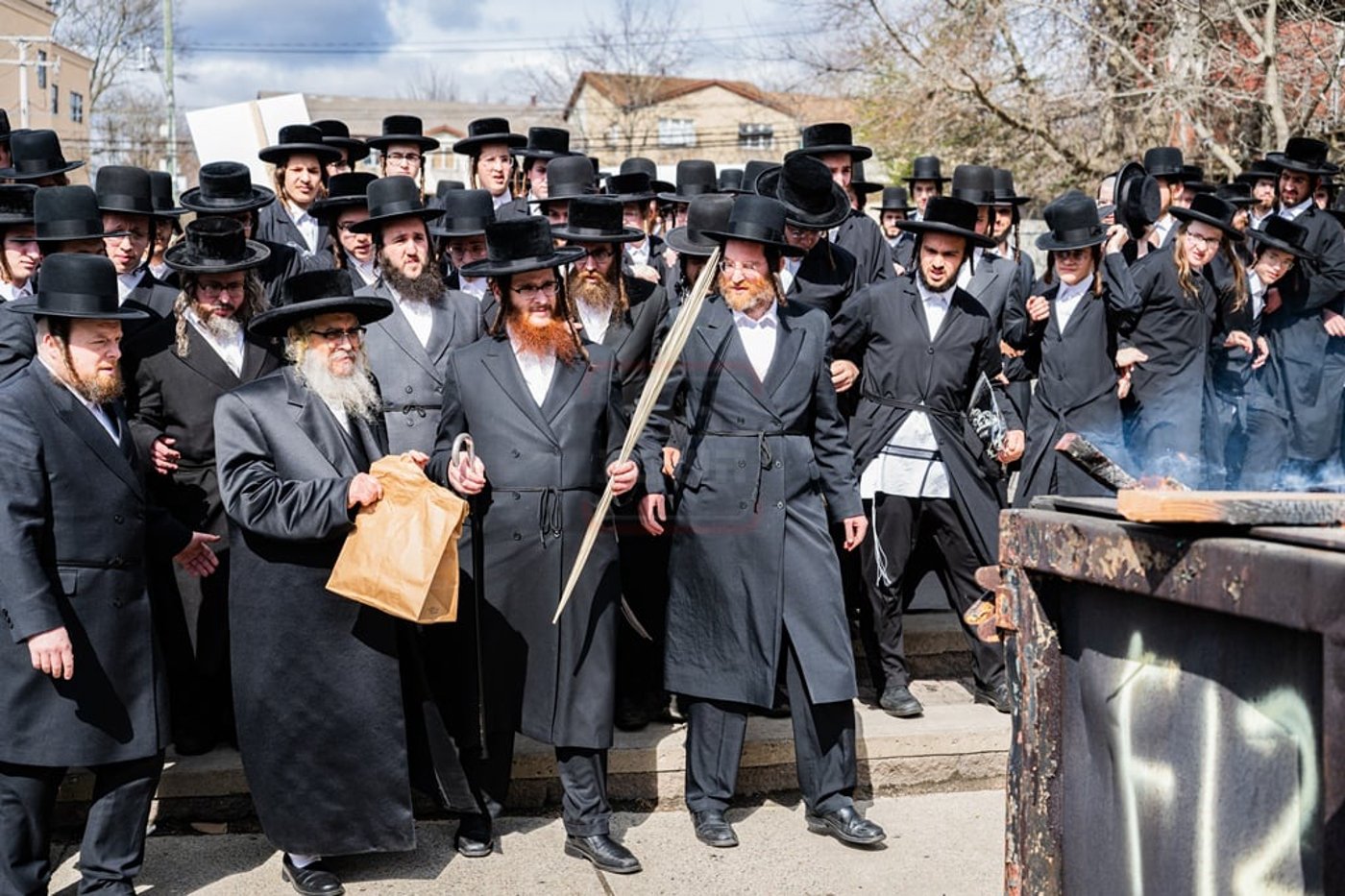 האדמו"ר מסאטמר בשריפת חמץ